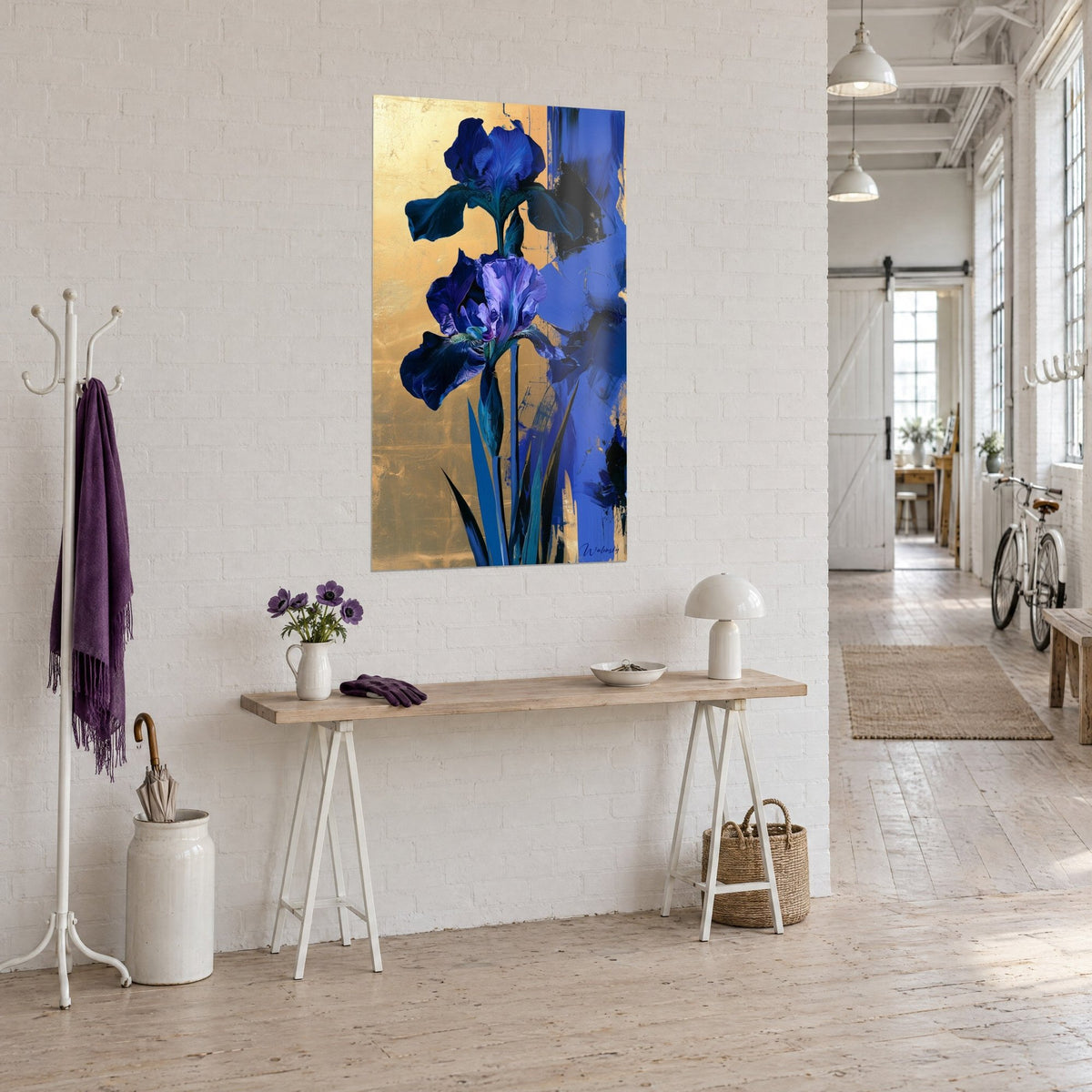 Cuadro de flores de iris violeta y azul cobalto frente a un follaje oscuro, visto de tres cuartos en la entrada de un loft