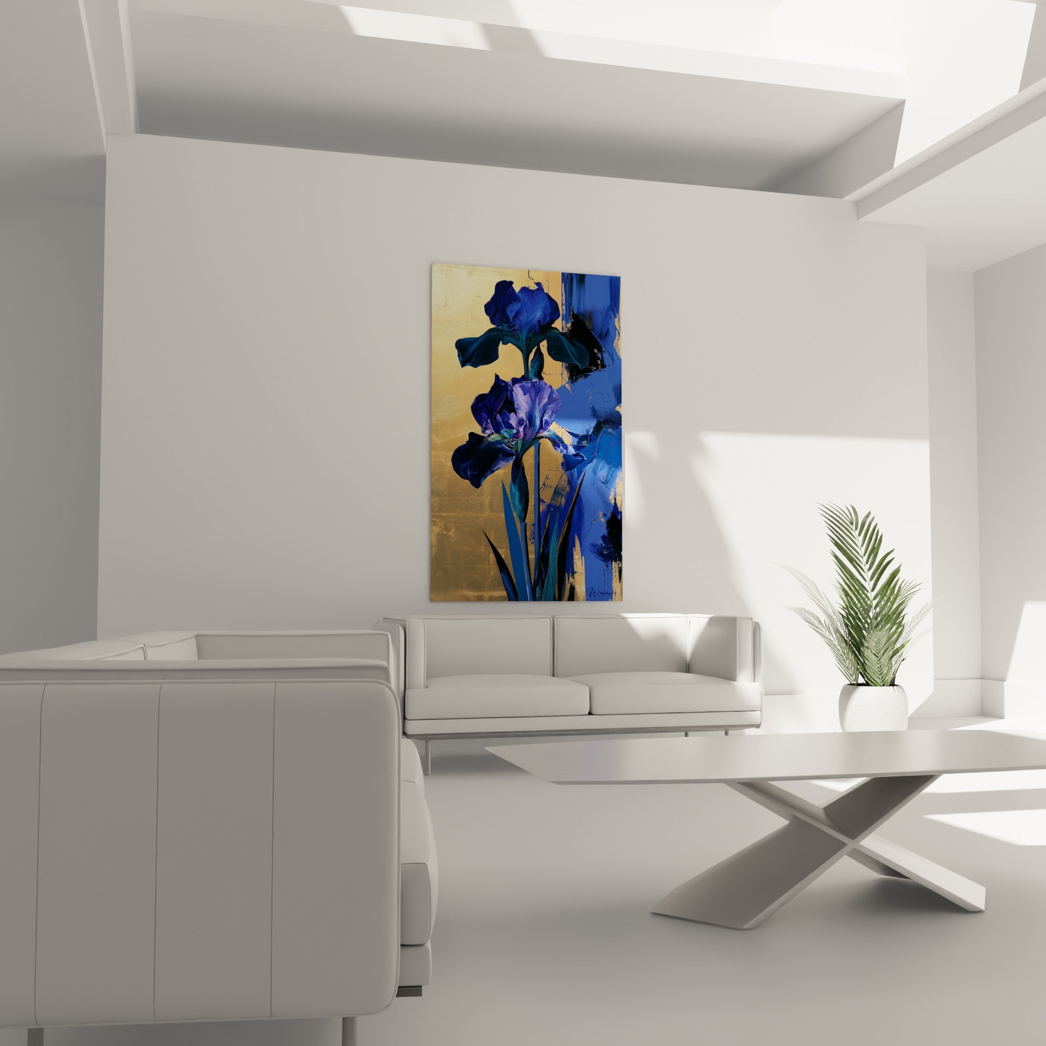 Iris violet et bleu nuit sur fond ocre lumineux, disposé au-dessus d'un canapé dans un salon lumineux