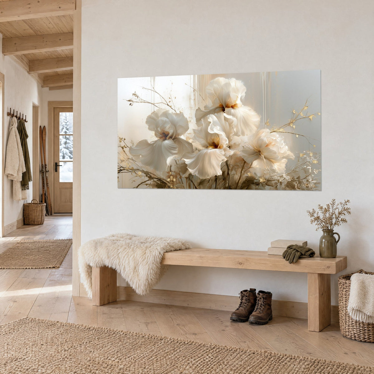 Quadro mazzo di iris color crema e peonie avorio, rami dorati sullo sfondo, di fronte a una panca di legno chiaro nell'ingresso di uno chalet