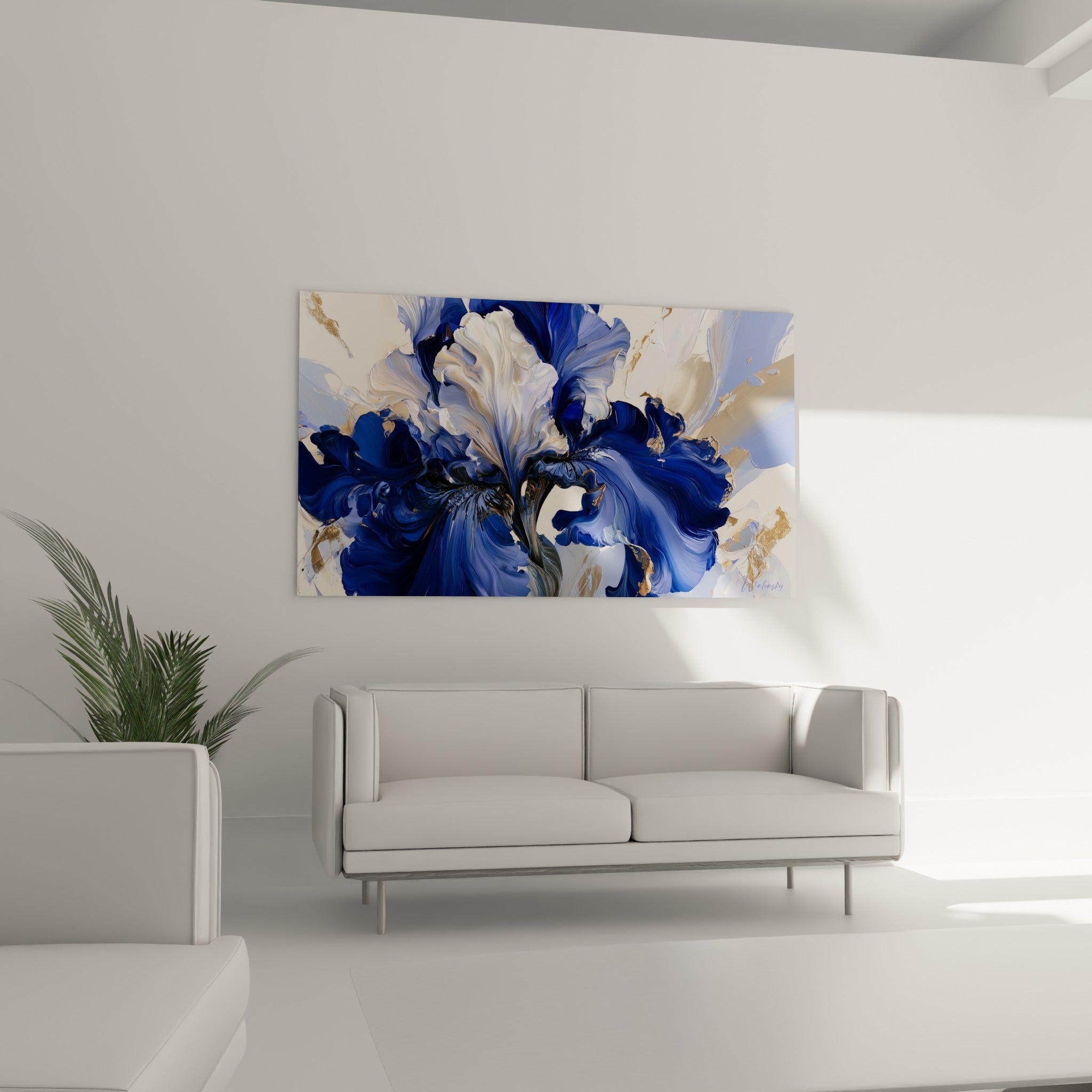 Pétales d'iris bleu nuit et blanc traversés de dorures, au-dessus d'un canapé dans un salon lumineux