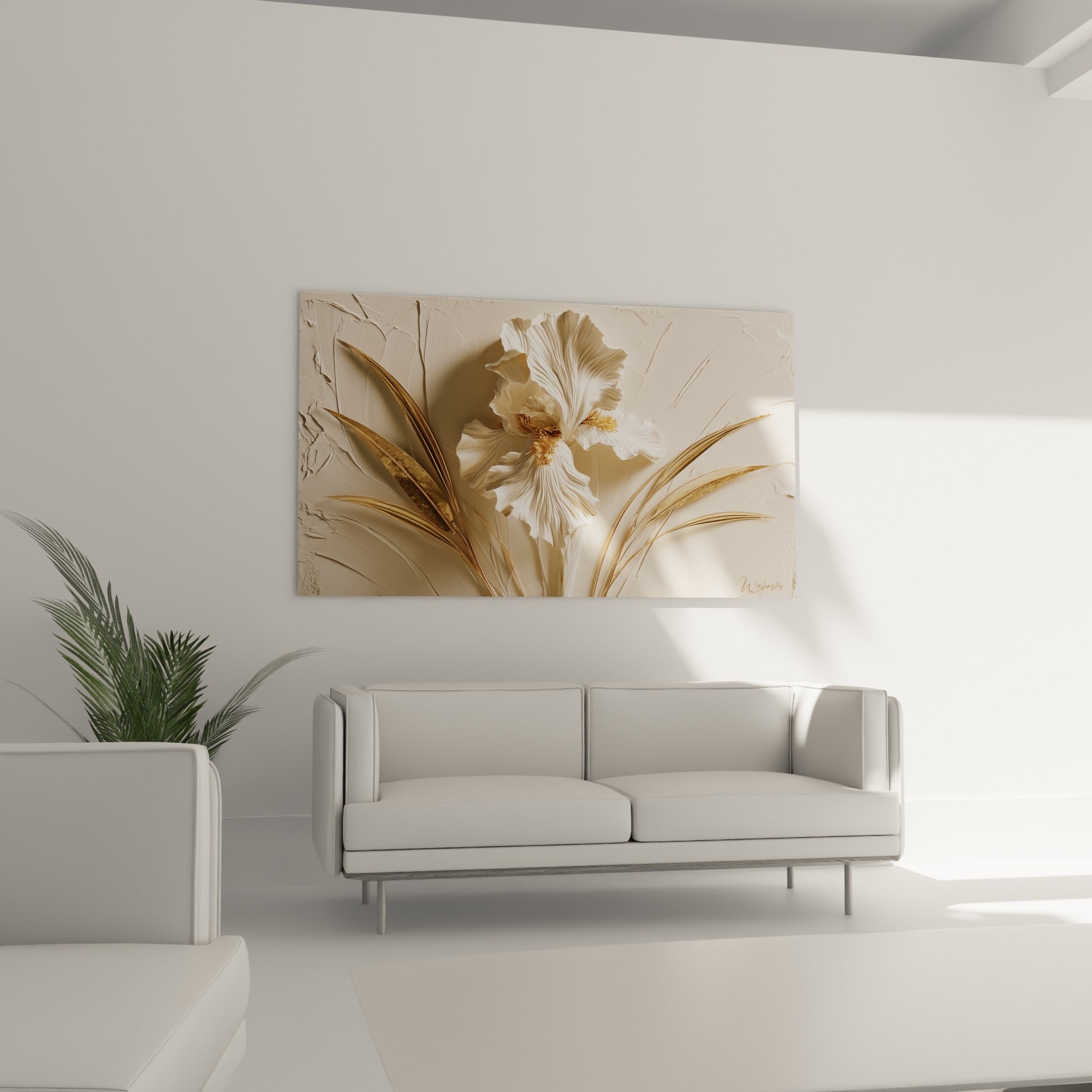 Pétales d'Iris blanc crème et tiges dorées sculptées, au-dessus d'un canapé dans un salon lumineux
