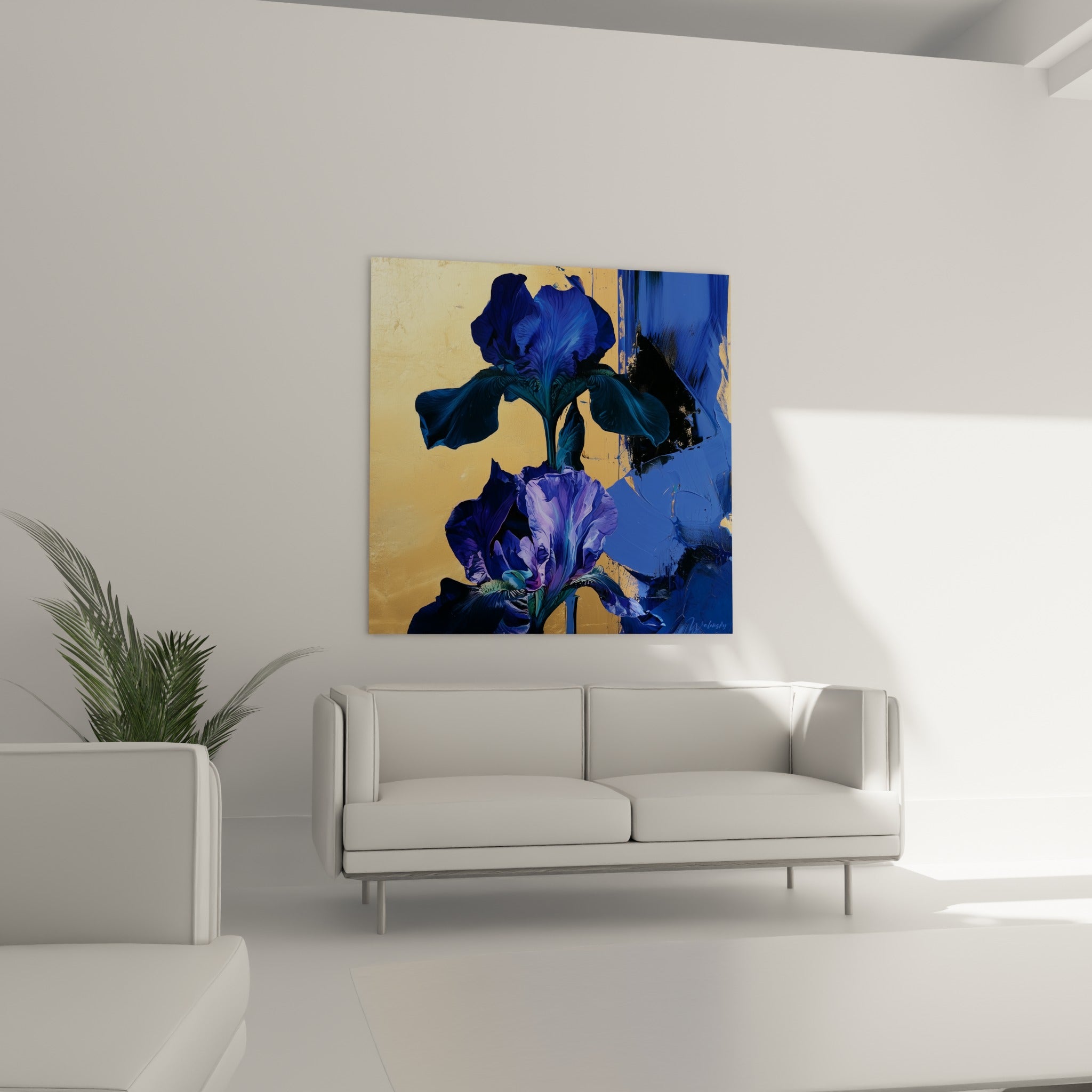 Pétales d'iris bleu électrique et violet sur fond doré, disposés au-dessus d'un canapé dans un salon lumineux
