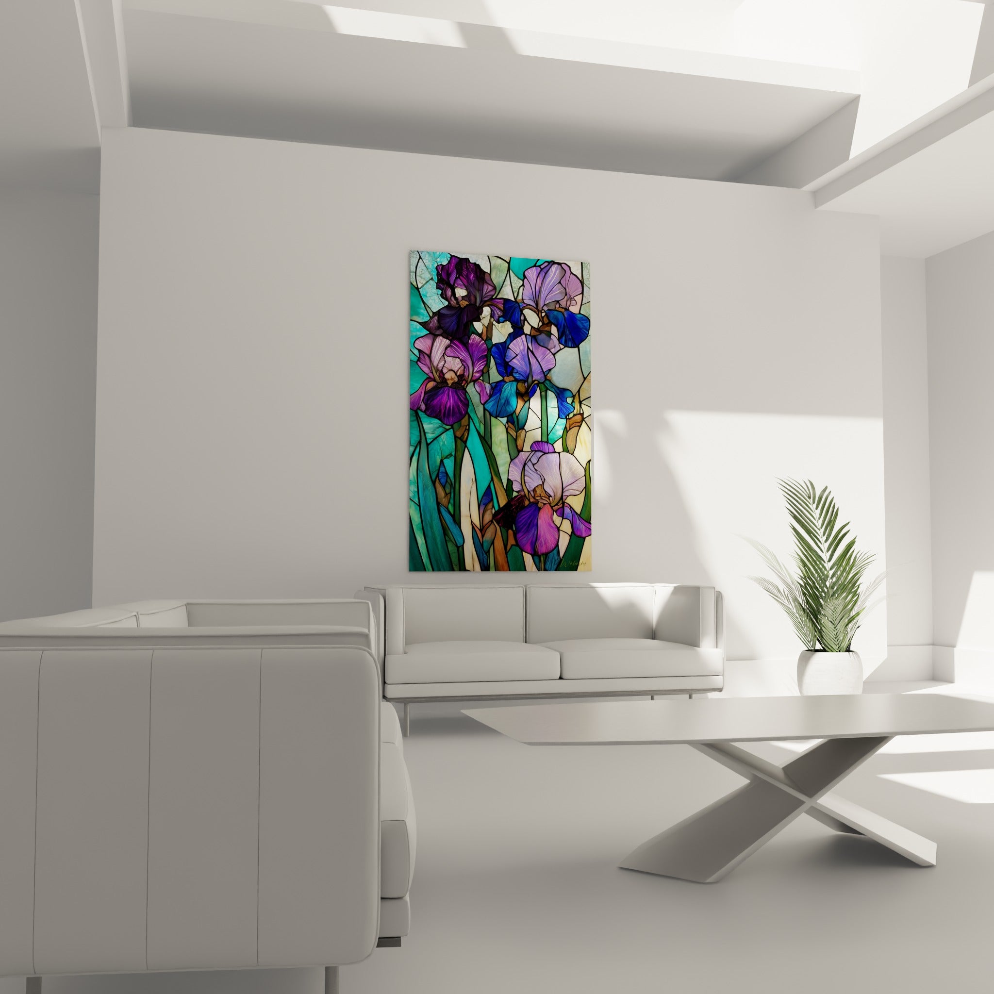 Fleurs d'iris pourpres et dorées en verre peint, au-dessus d'un canapé dans un salon lumineux