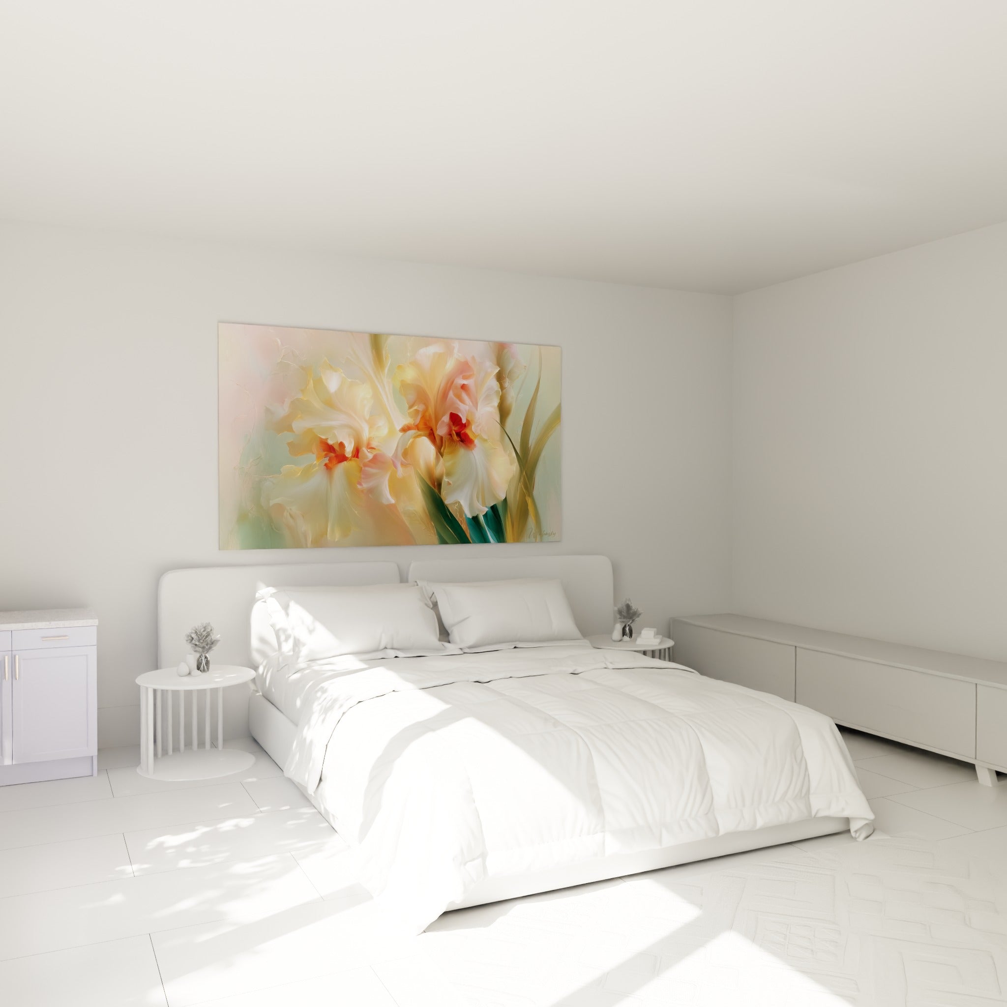 Fleurs d'iris pêche et doré déployées avec grâce, au-dessus d'un lit dans une chambre claire