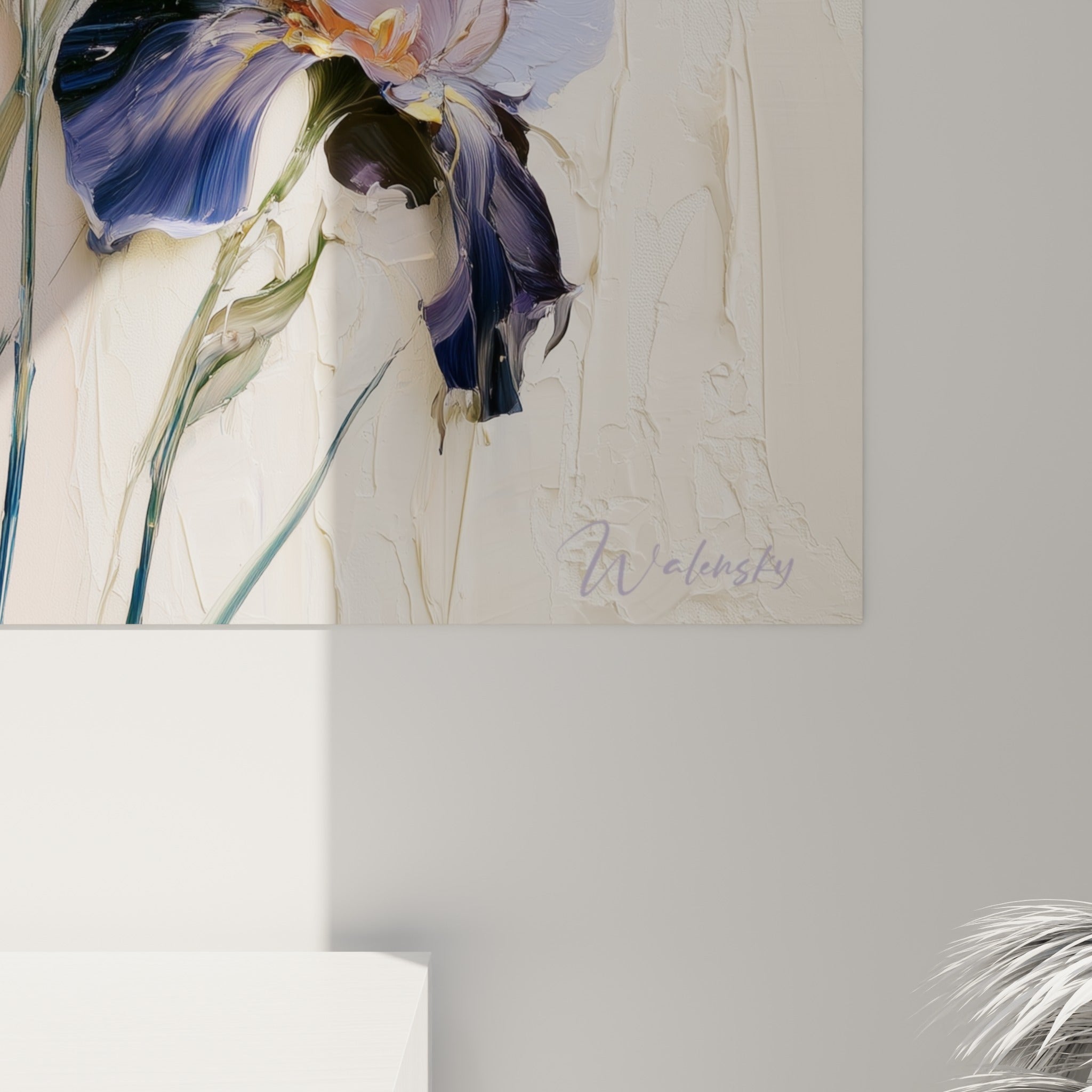 Empâtements épais de peinture violette et dorée révélant la matière sculptée des pétales d'iris