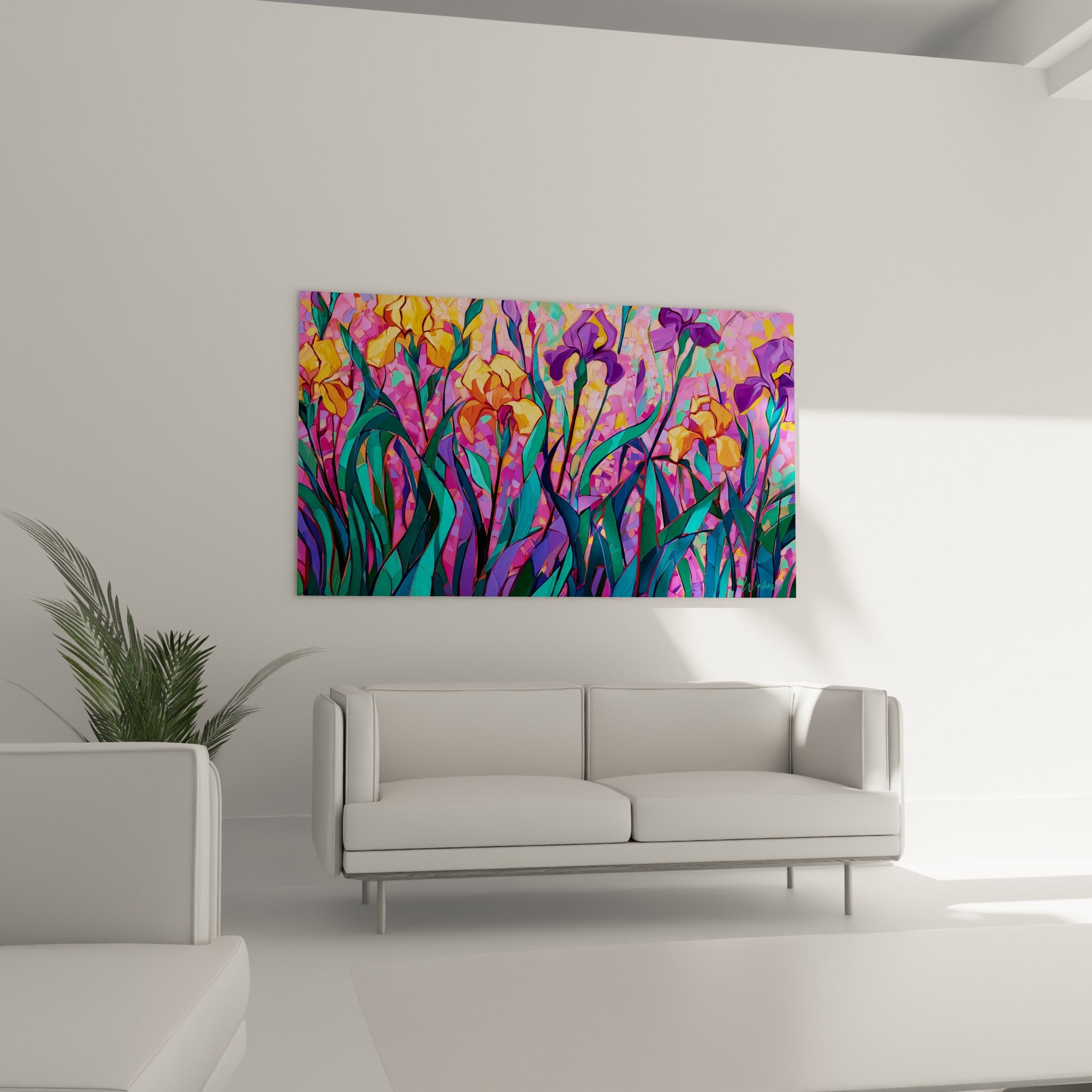 Bouquet d'iris turquoise et violet en mosaïque colorée, placé au-dessus d'un canapé dans un salon lumineux