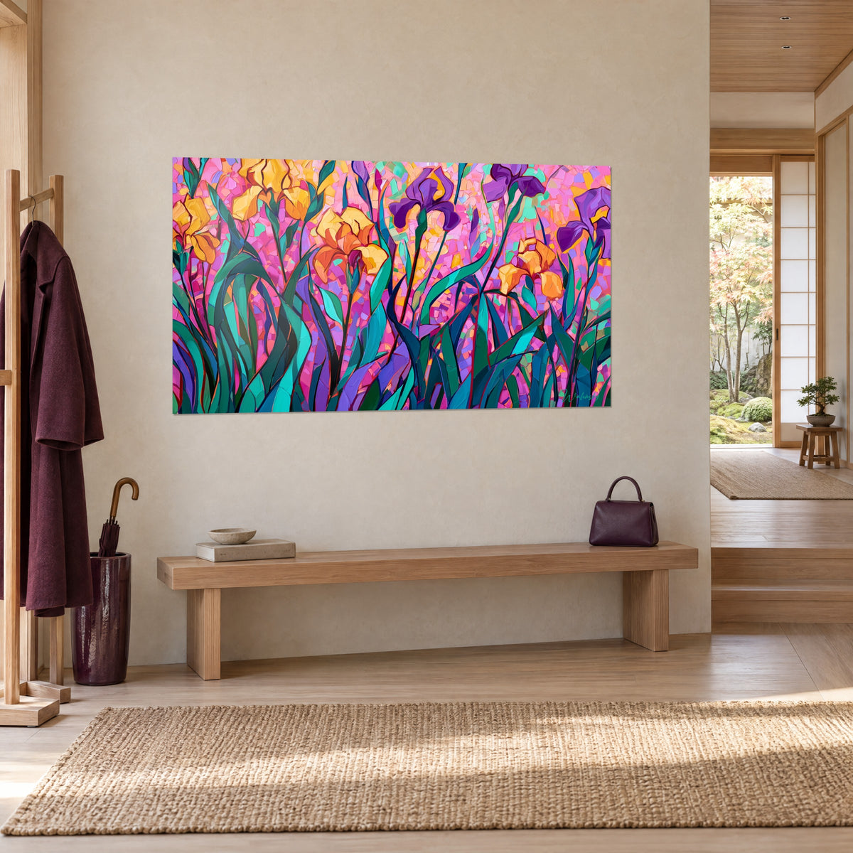 Schilderij saffraangele en purperen irisbloemen op slanke stengels, levendig roze mozaïek, aan een crèmekleurige muur naast een houten bank