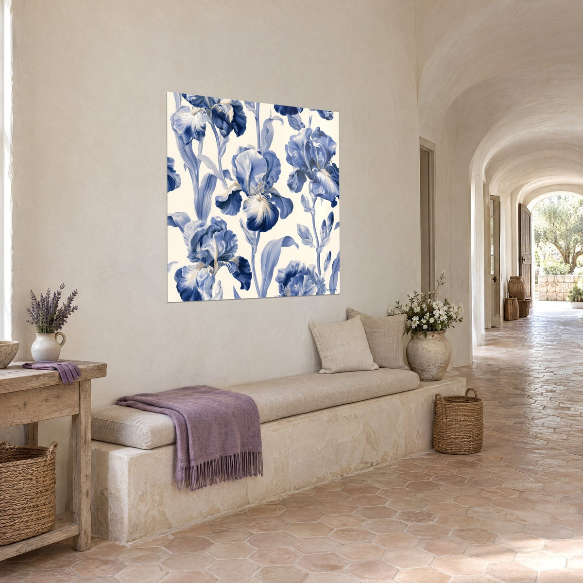 Quadro di fiori di iris indaco e crema su steli slanciati, vista di tre quarti in un corridoio a volta con piastrelle ocra di un casale provenzale