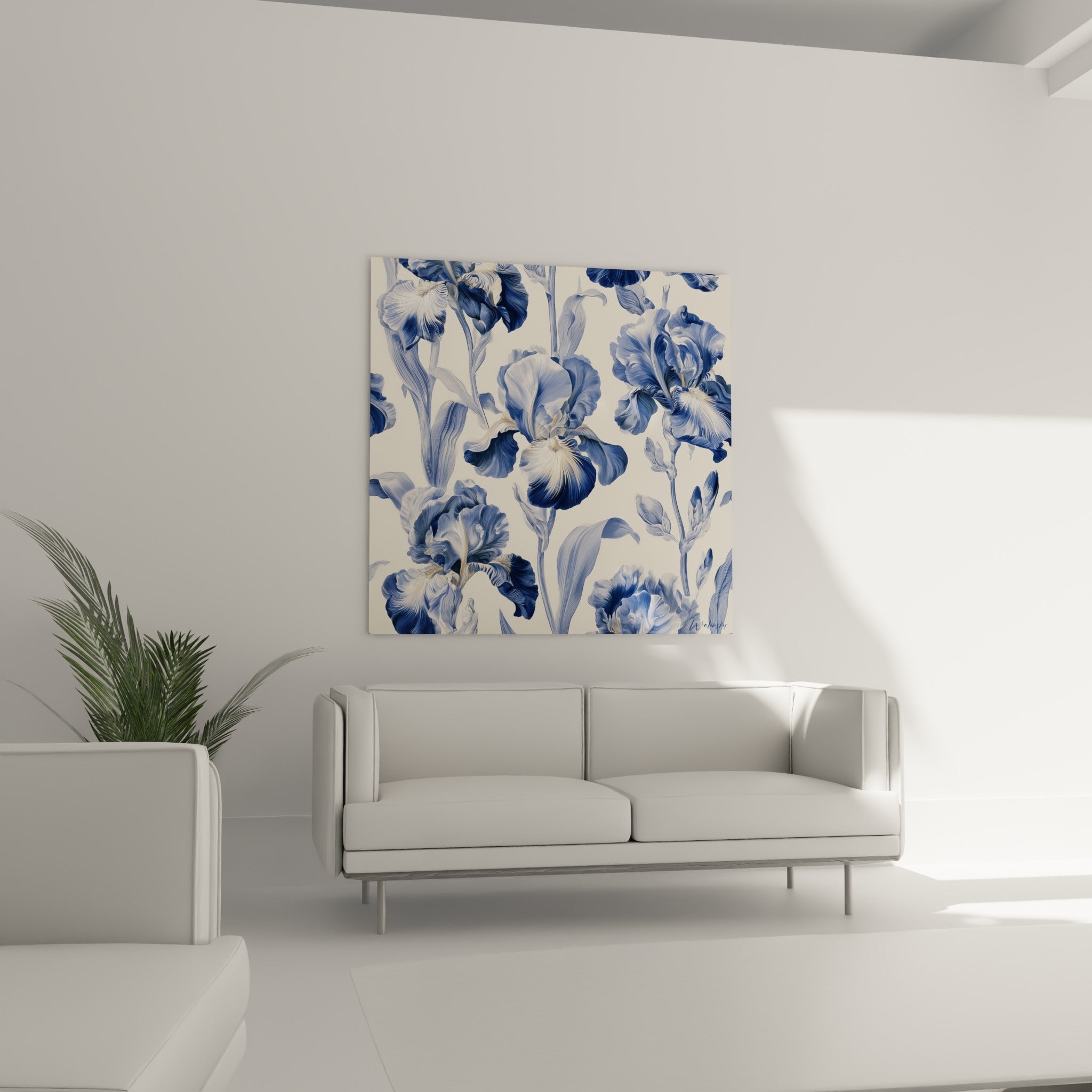 Bouquet d'iris ivoire et bleu profond, tableau suspendu au-dessus d'un canapé dans un salon lumineux