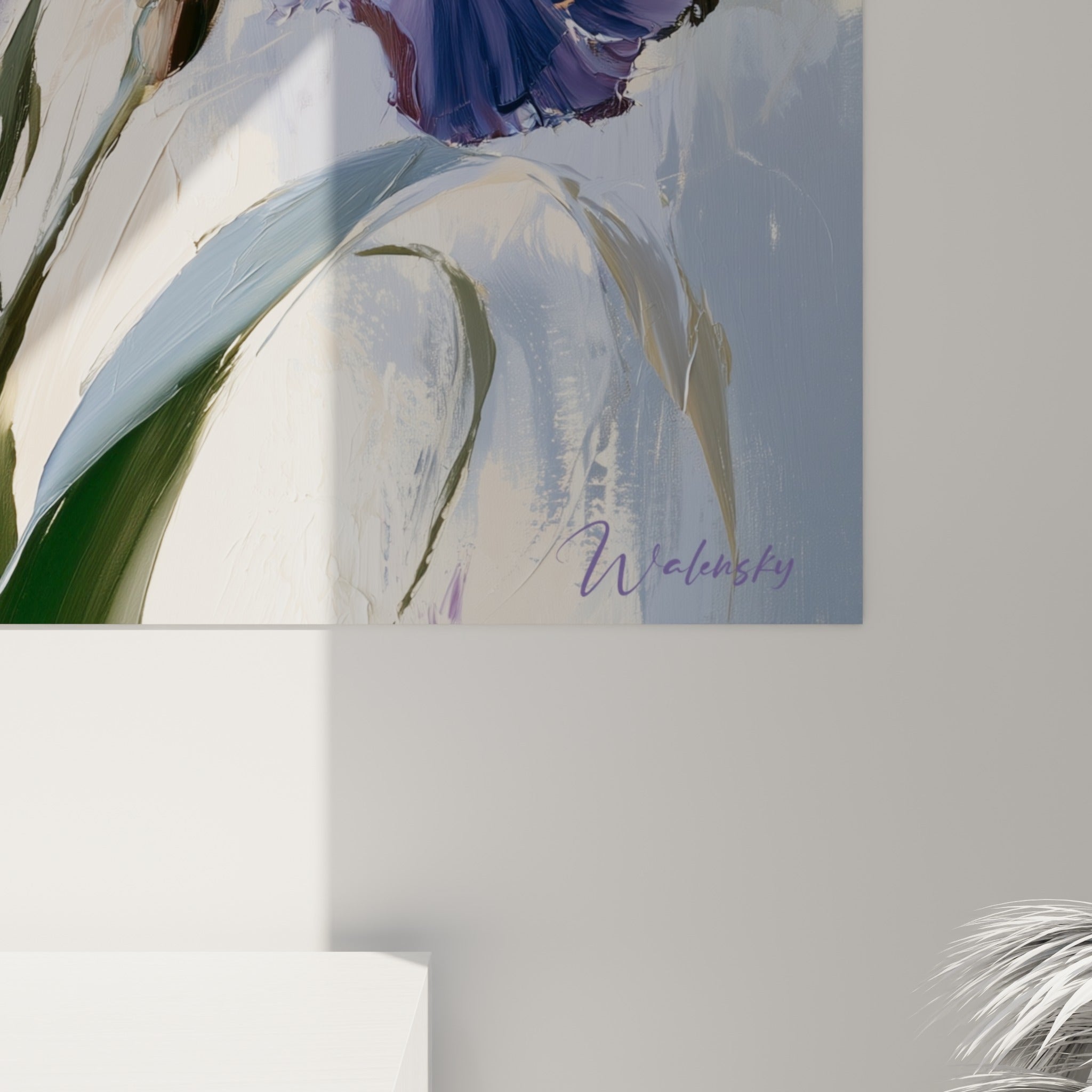 Empâtements de peinture blanche et mauve sur pétale d'iris, coulures fines et grain visible du fond beige