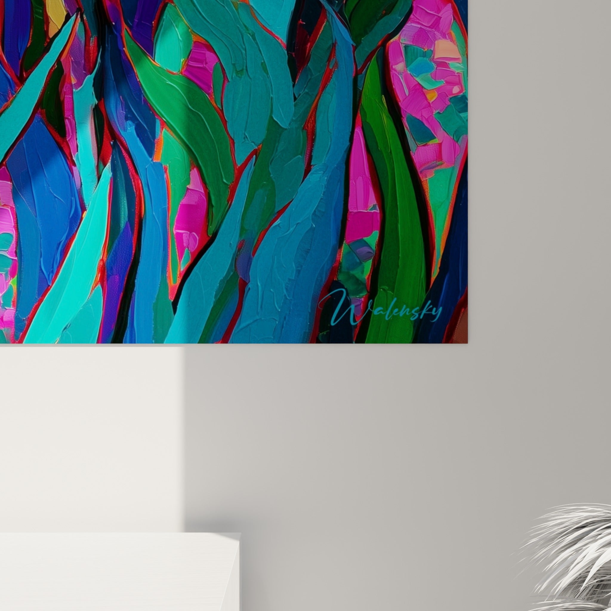 Empâtements de peinture jaune et violette visibles de près, coulures turquoise sur fond rose granuleux