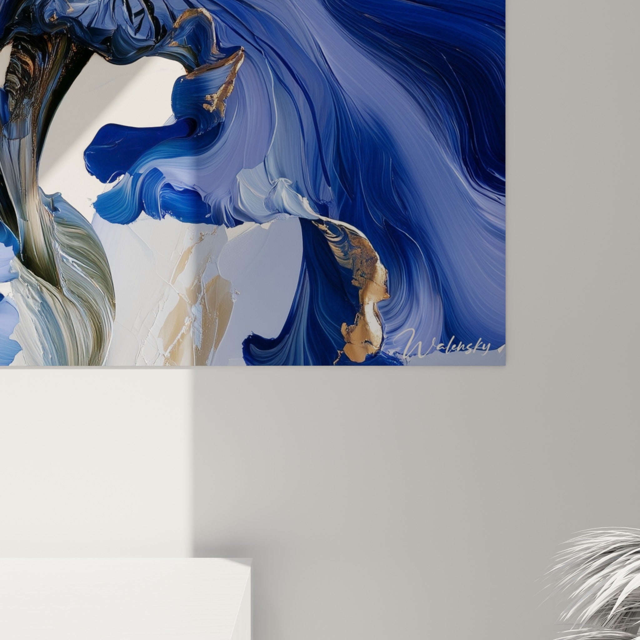 Empâtements bleu marine et dorés visibles sur les pétales d'iris, grain de peinture épais et coulures fines