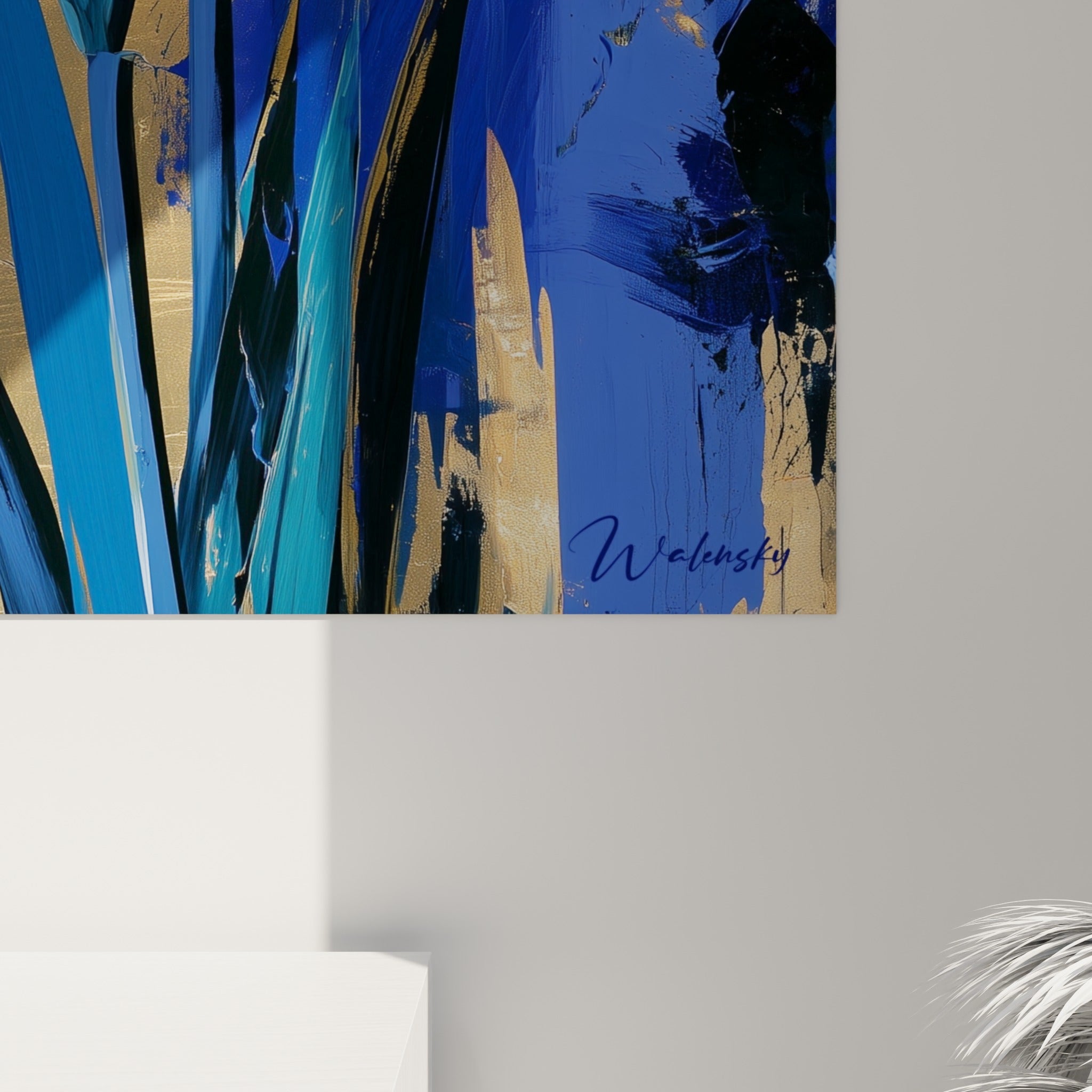 Empâtements dorés et coulures bleu électrique visibles de près sur les pétales de cet iris peint