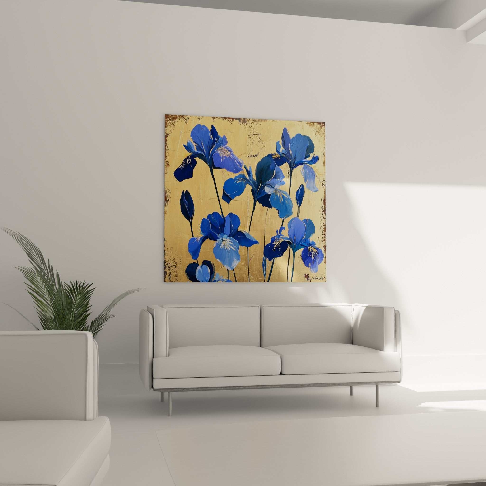 Fleurs d'iris bleu profond et jaune pâle surplombant un canapé dans un salon lumineux