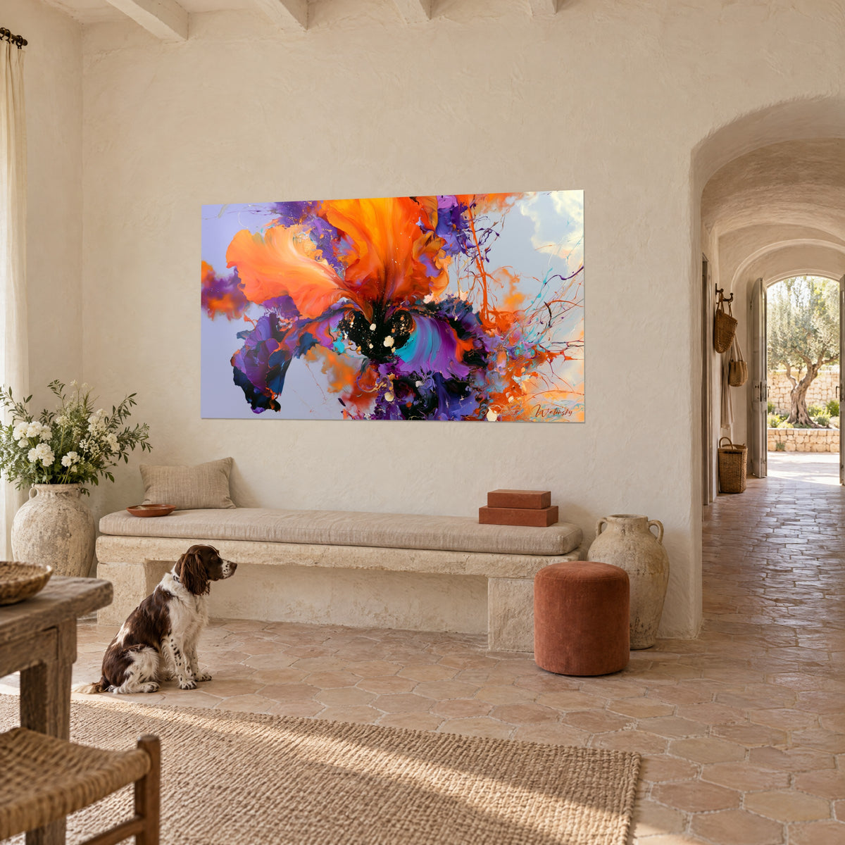 Schilderij abstracte corolla in oranje en paars met fijne druipsporen, tegenover een spaniël die naast een stenen bank van de boerderij zit