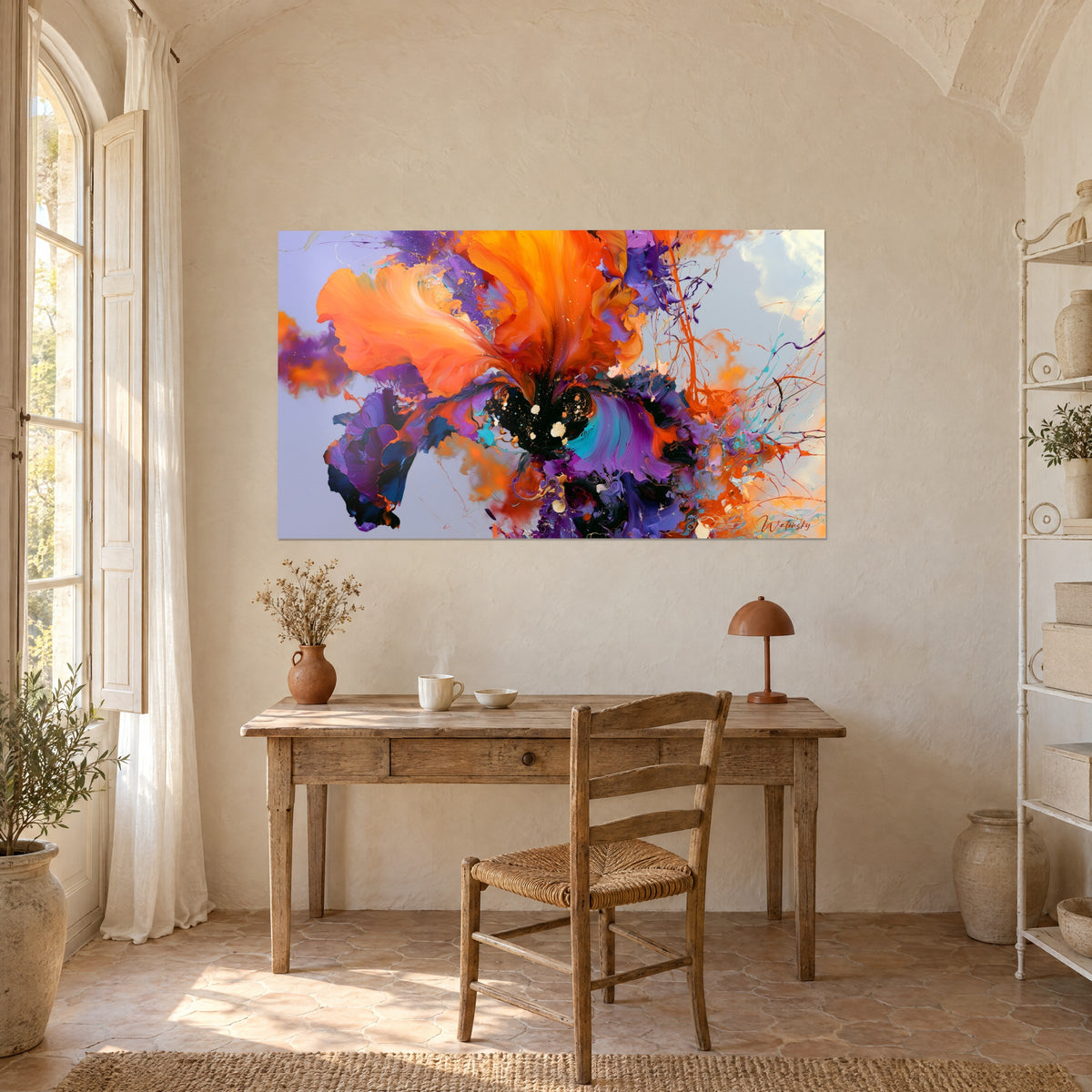 Schilderij boeket van oranje en violette verf op een lavendelhemel, opgehangen aan de muur van een kantoor met houten bureau en rieten stoel