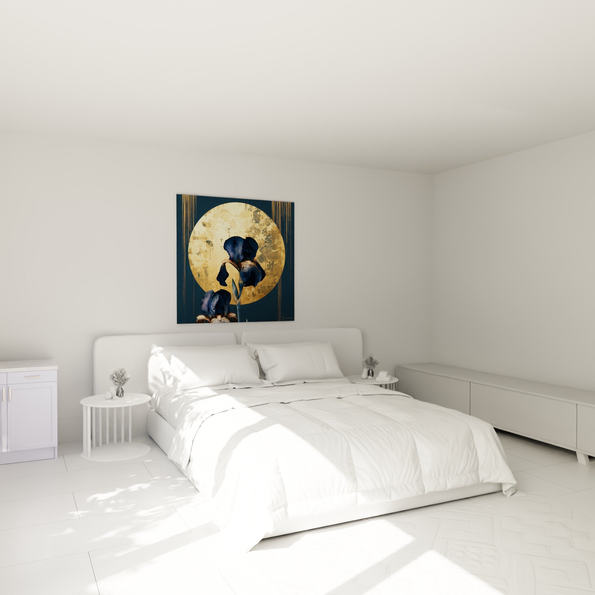 Iris bleu marine aux pétales veinés d'or, au-dessus d'un lit dans une chambre claire
