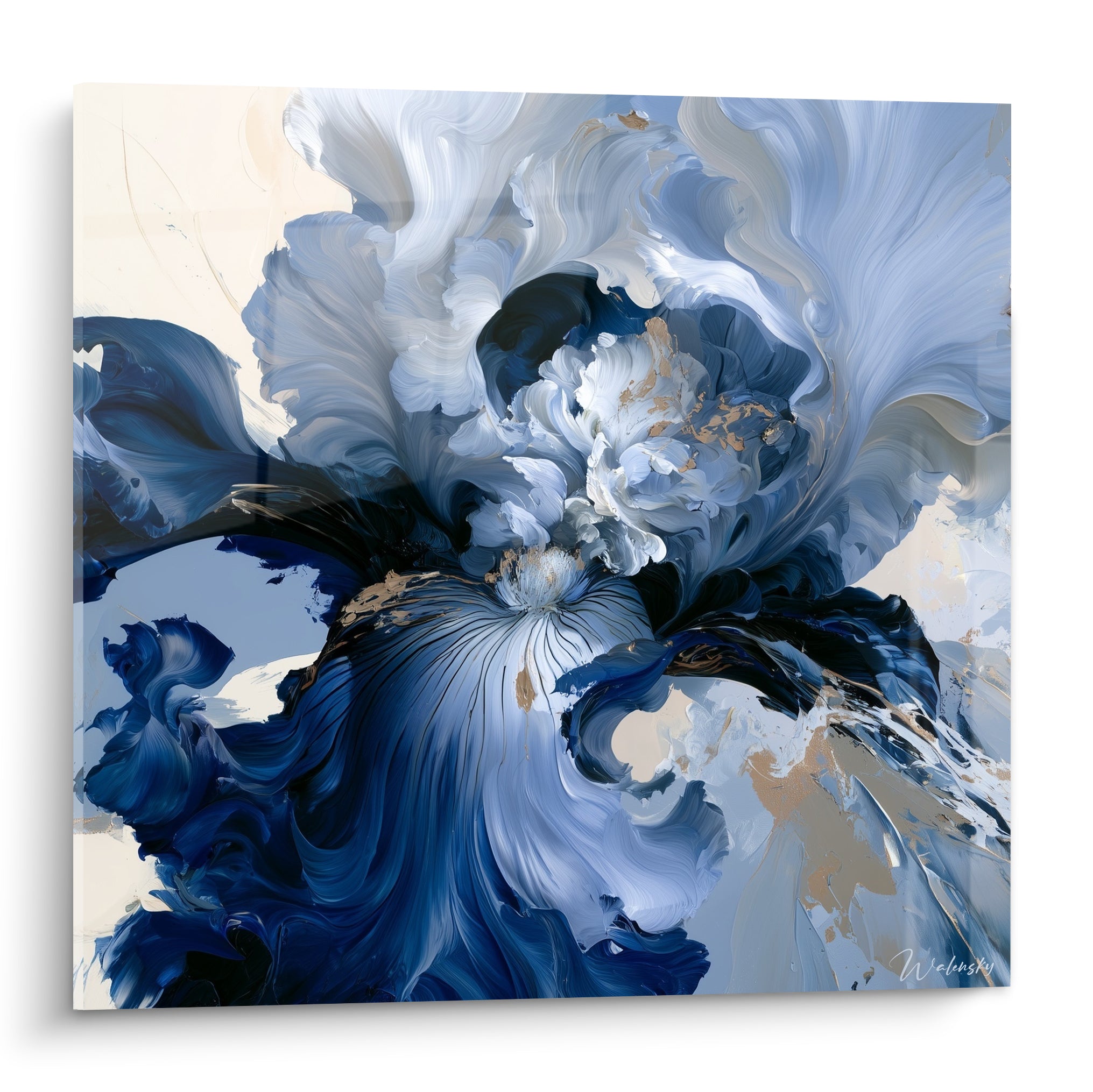 Iris abstrait aux pétales bleu marine et blancs, touches dorées, composition florale tourbillonnante