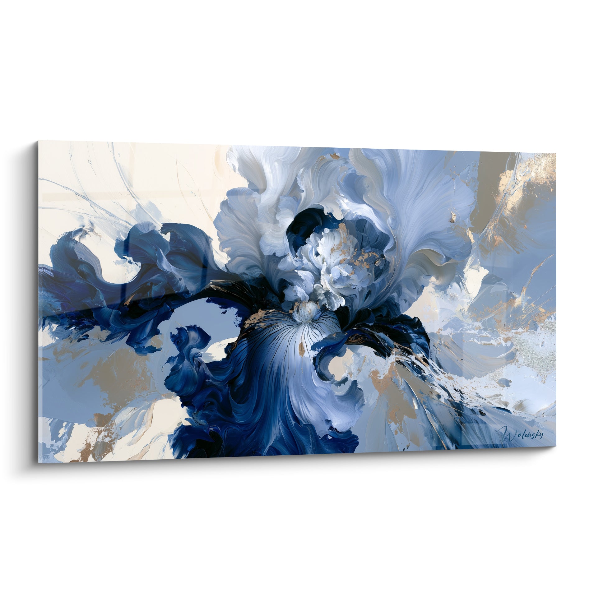 Iris abstrait aux pétales bleu marine et blancs, touches dorées sur fond crème lumineux