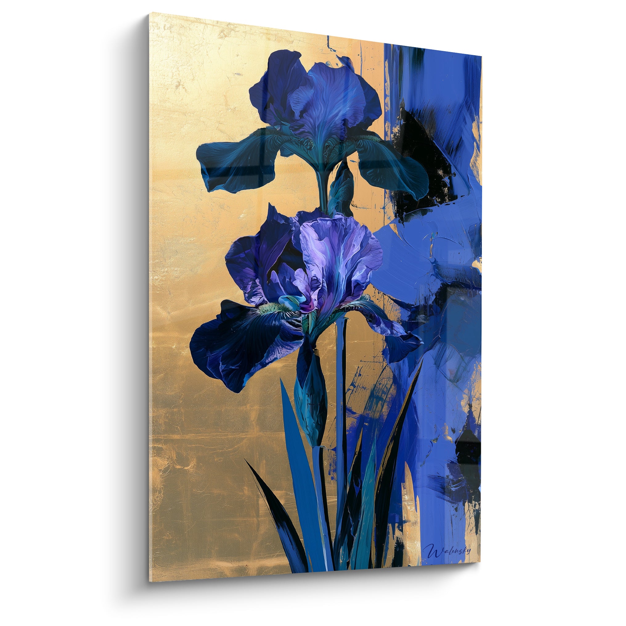 Iris bleu marine et violet aux pétales déployés sur fond doré texturé, style pictural raffiné