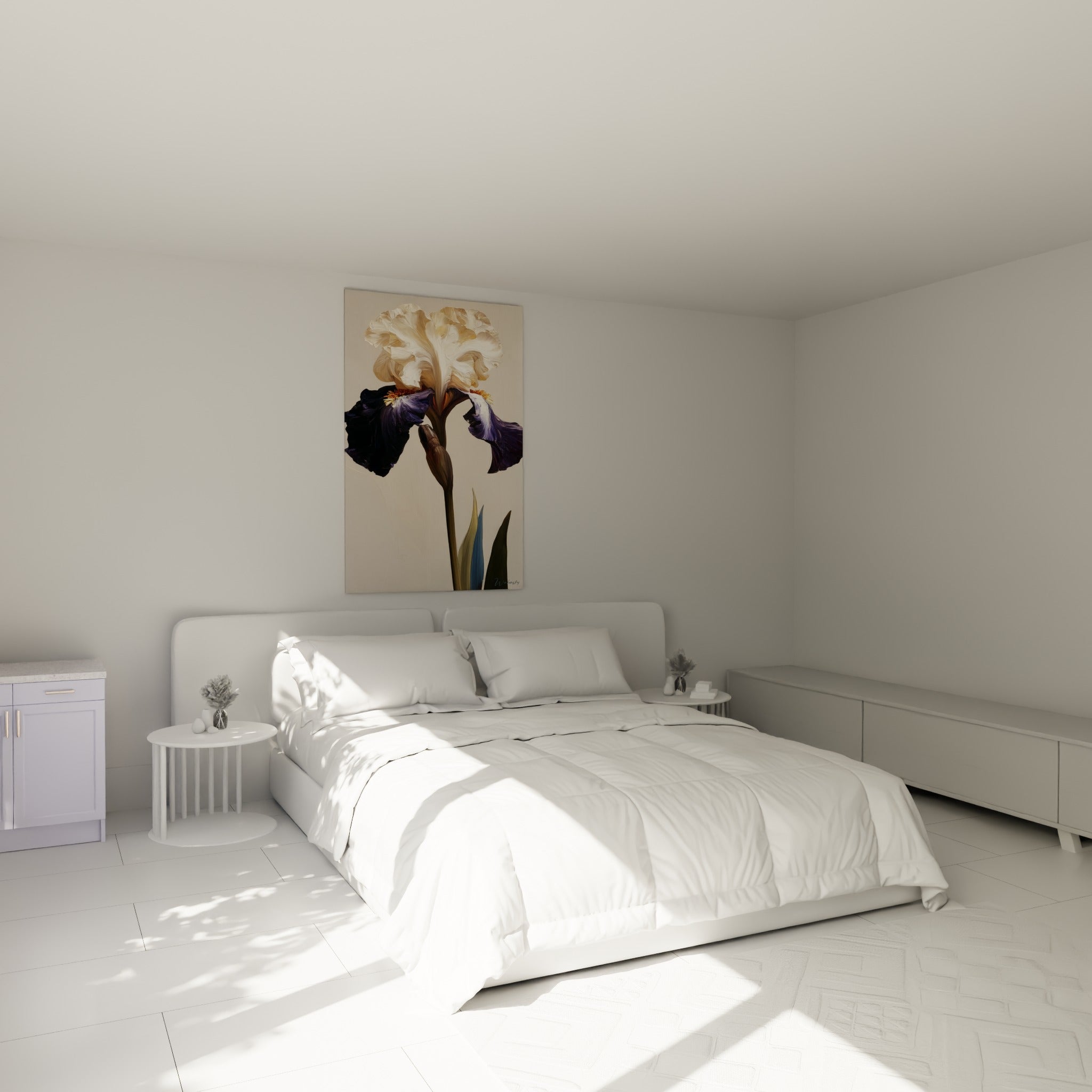 Fleur d'iris blanche et violette au cœur orangé, accrochée au-dessus d'un lit dans une chambre claire
