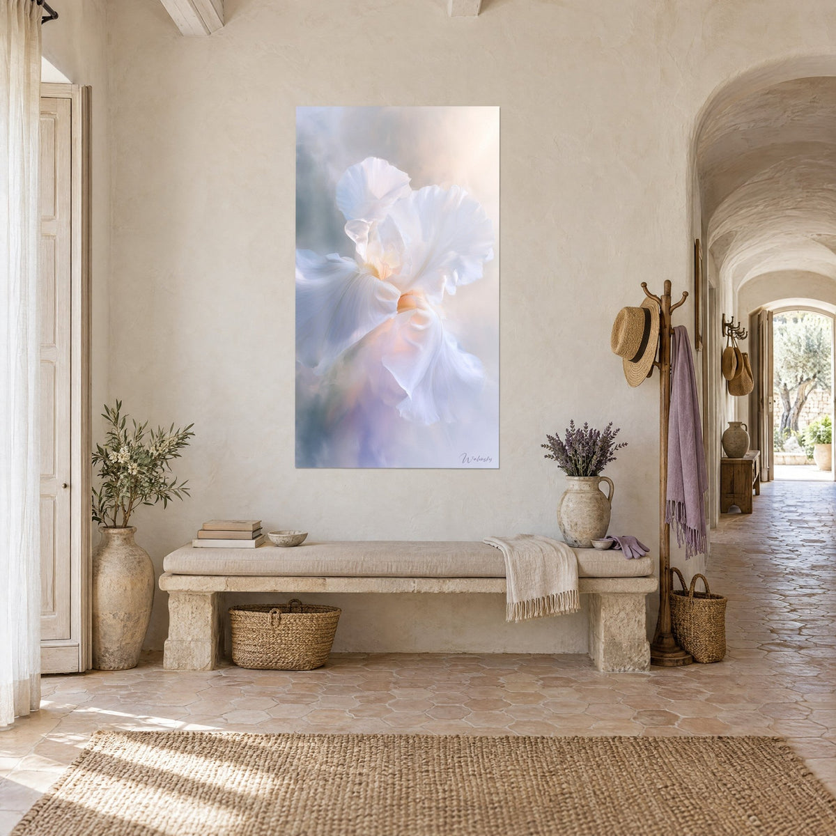 Quadro fiore di iris immacolato, volute avorio e pesca su fondo grigio perla, di fronte a una panca di pietra in un casale provenzale