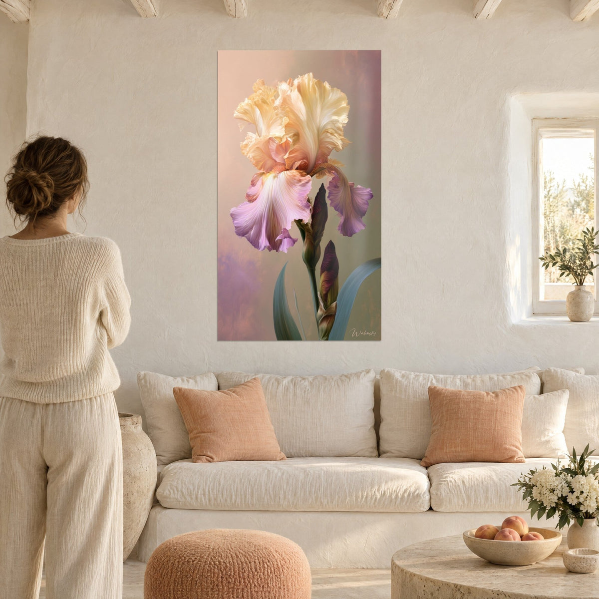 Quadro iride barbuto con petali crema stropicciati, lavanda e rosa cipria, sfondo malva, sopra un divano in un soggiorno luminoso