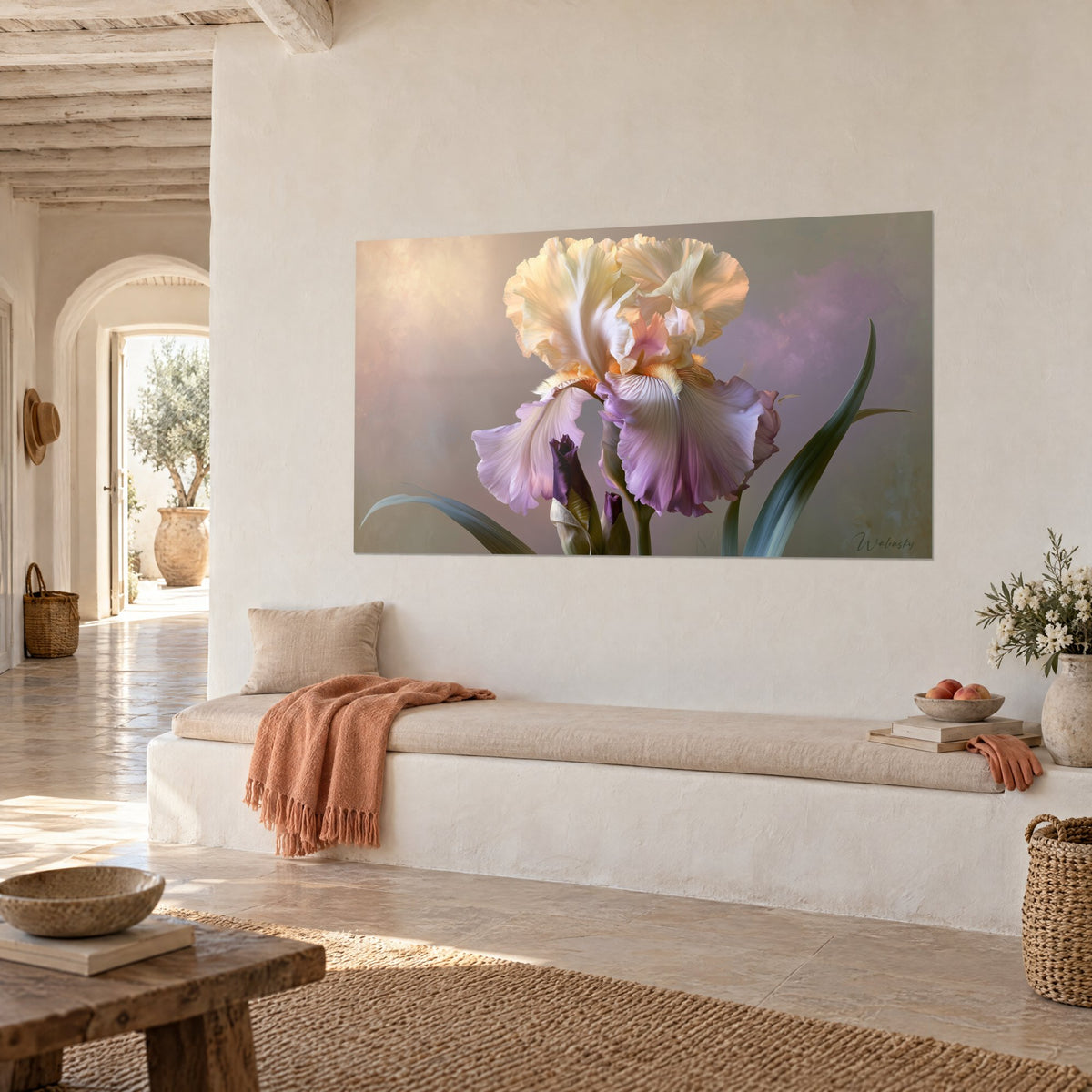 Cuadro flor de iris ribeteada de melocotón y lila, hojas verde oscuro, sobre una pared blanca junto a un banco, casa mediterránea