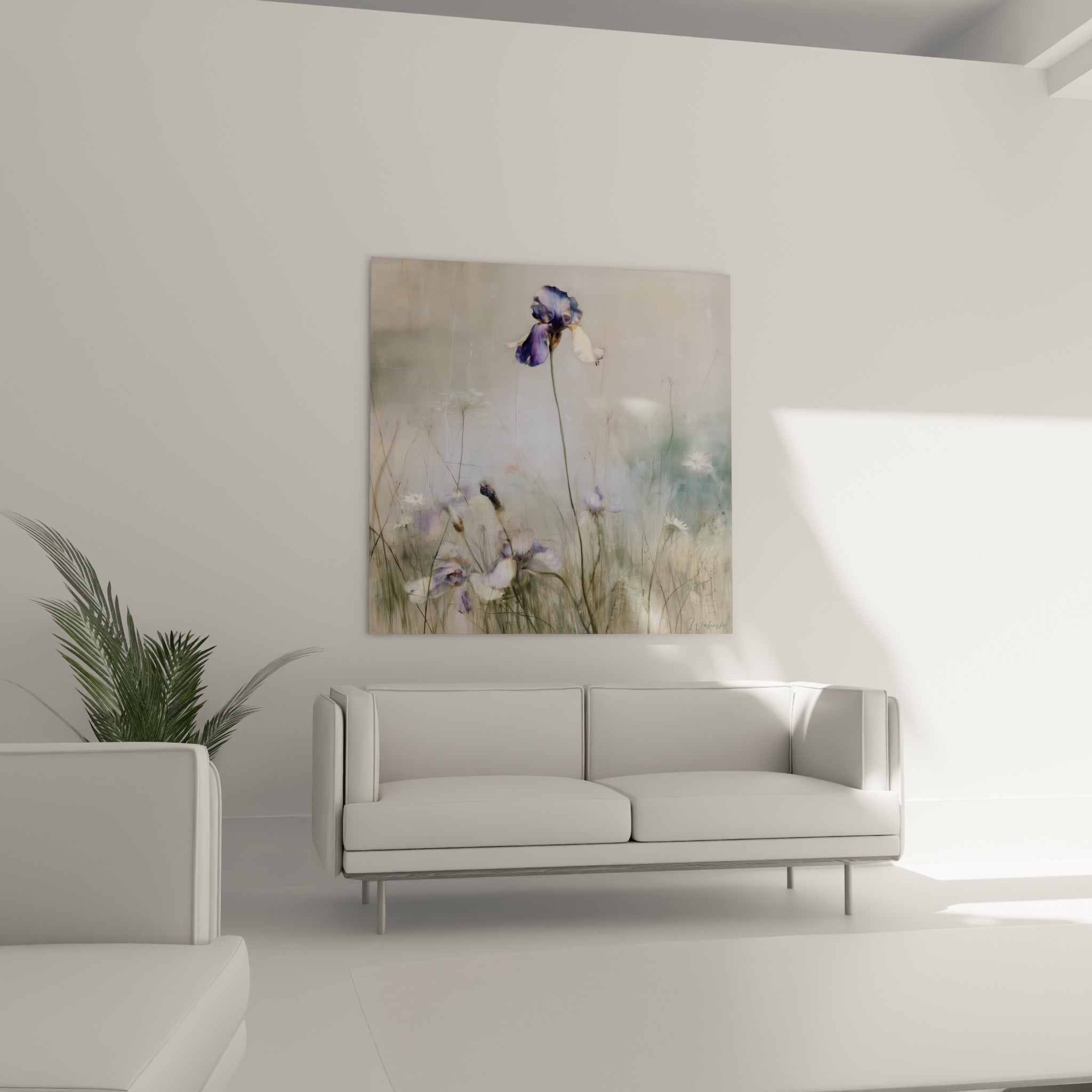 Composition florale iris mauve et blanc au traitement vaporeux, au-dessus d'un canapé dans un salon lumineux