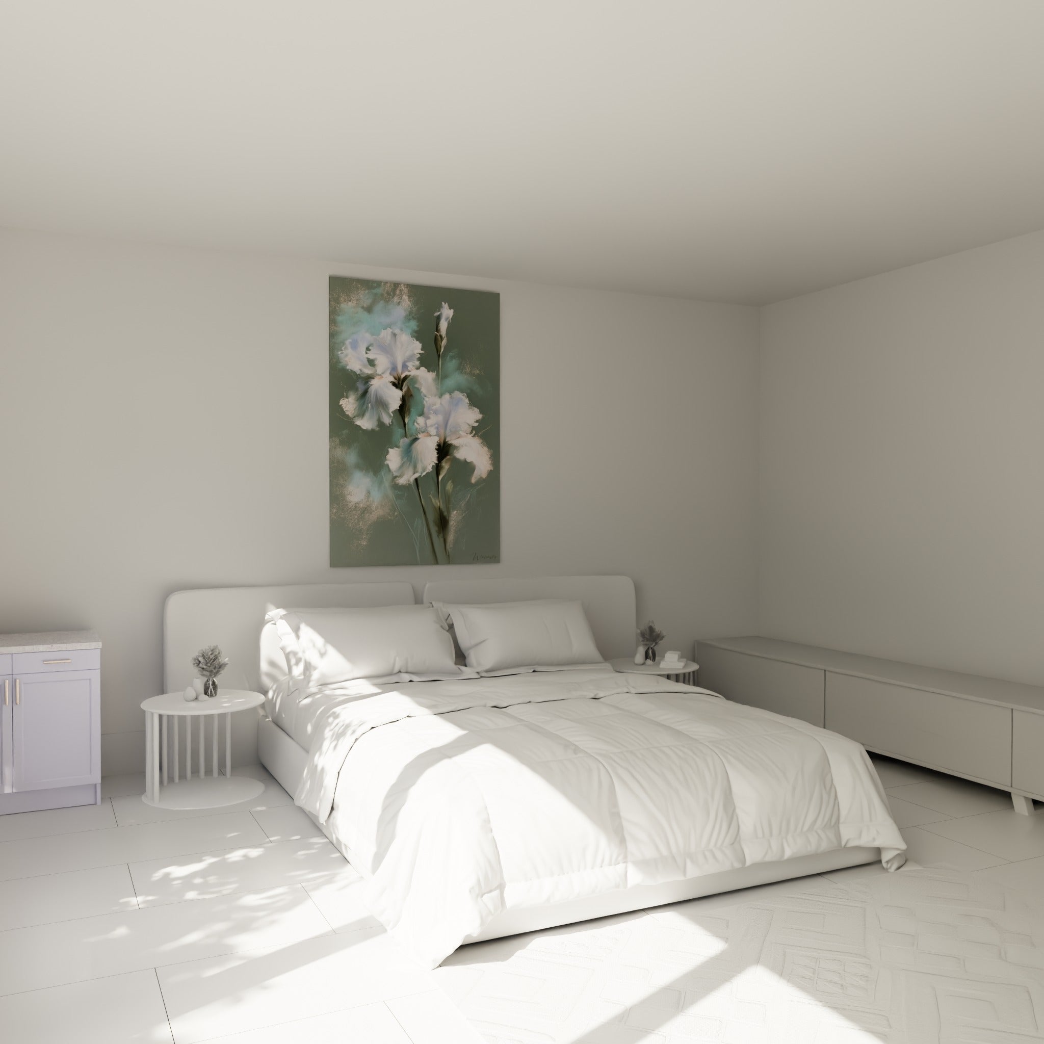 Fleurs d'iris blanches et vert sauge peintes avec finesse, au-dessus d'un lit dans une chambre claire