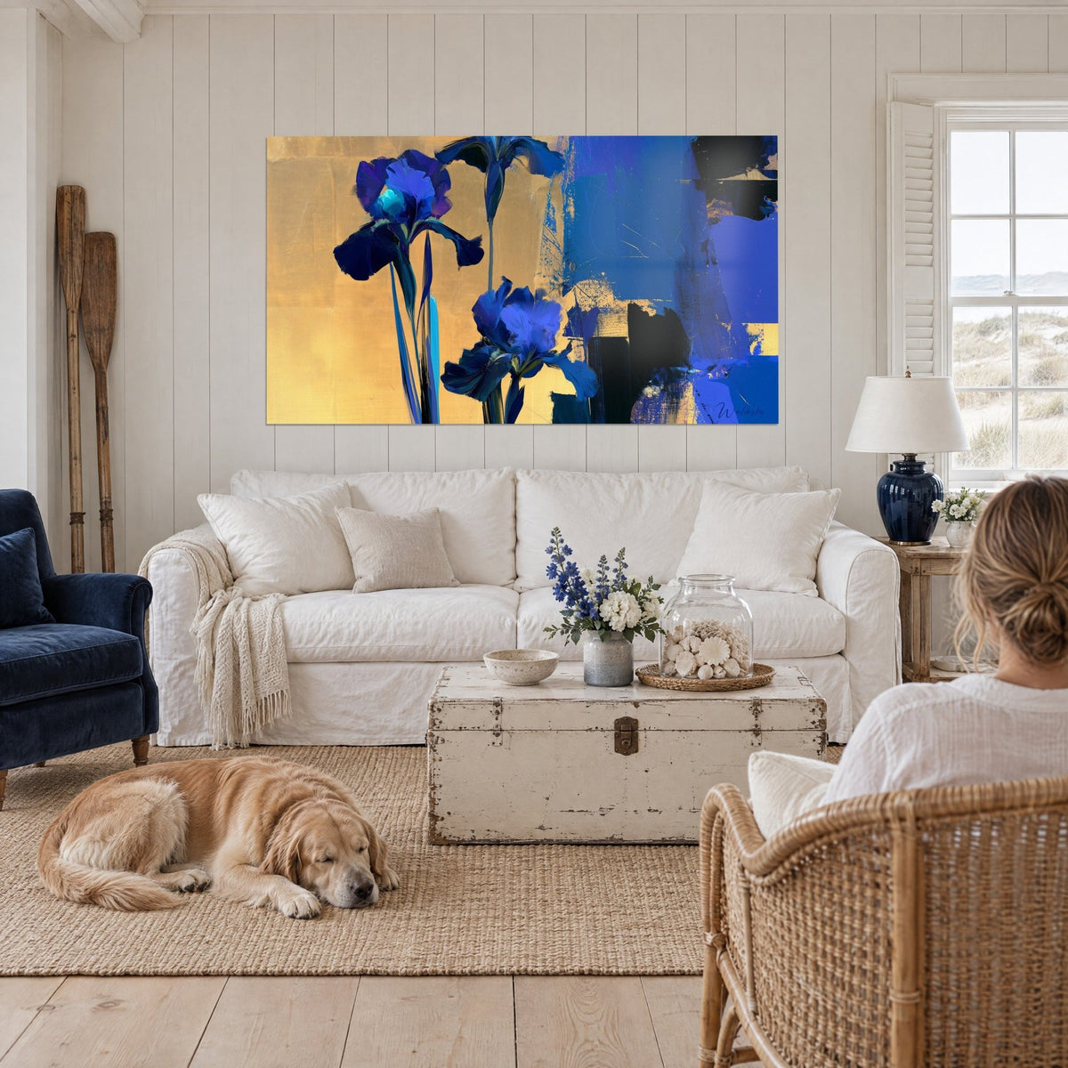 Cuadro iris índigo esbeltos sobre fondo de oro patinado, bloques azules y negros, encima de un sofá en un salón luminoso