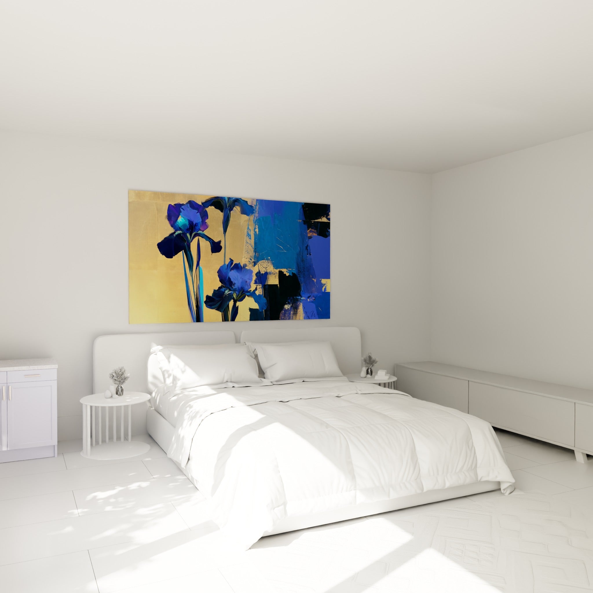 Trois fleurs d'iris bleu cobalt sur fond doré, accrochées au-dessus d'un lit dans une chambre claire