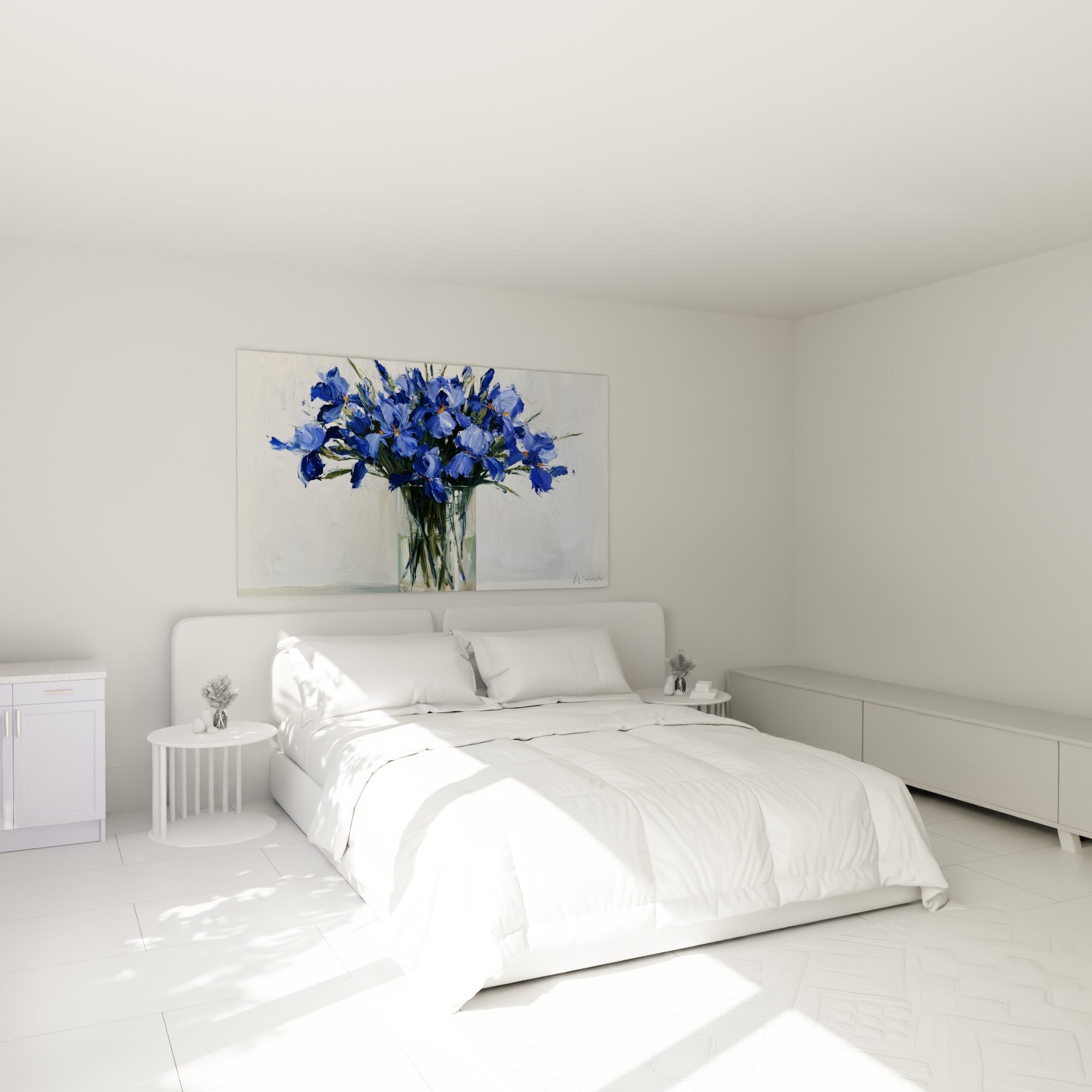 Iris bleu et orange en vase, empâtements épais, au-dessus d'un lit dans une chambre claire