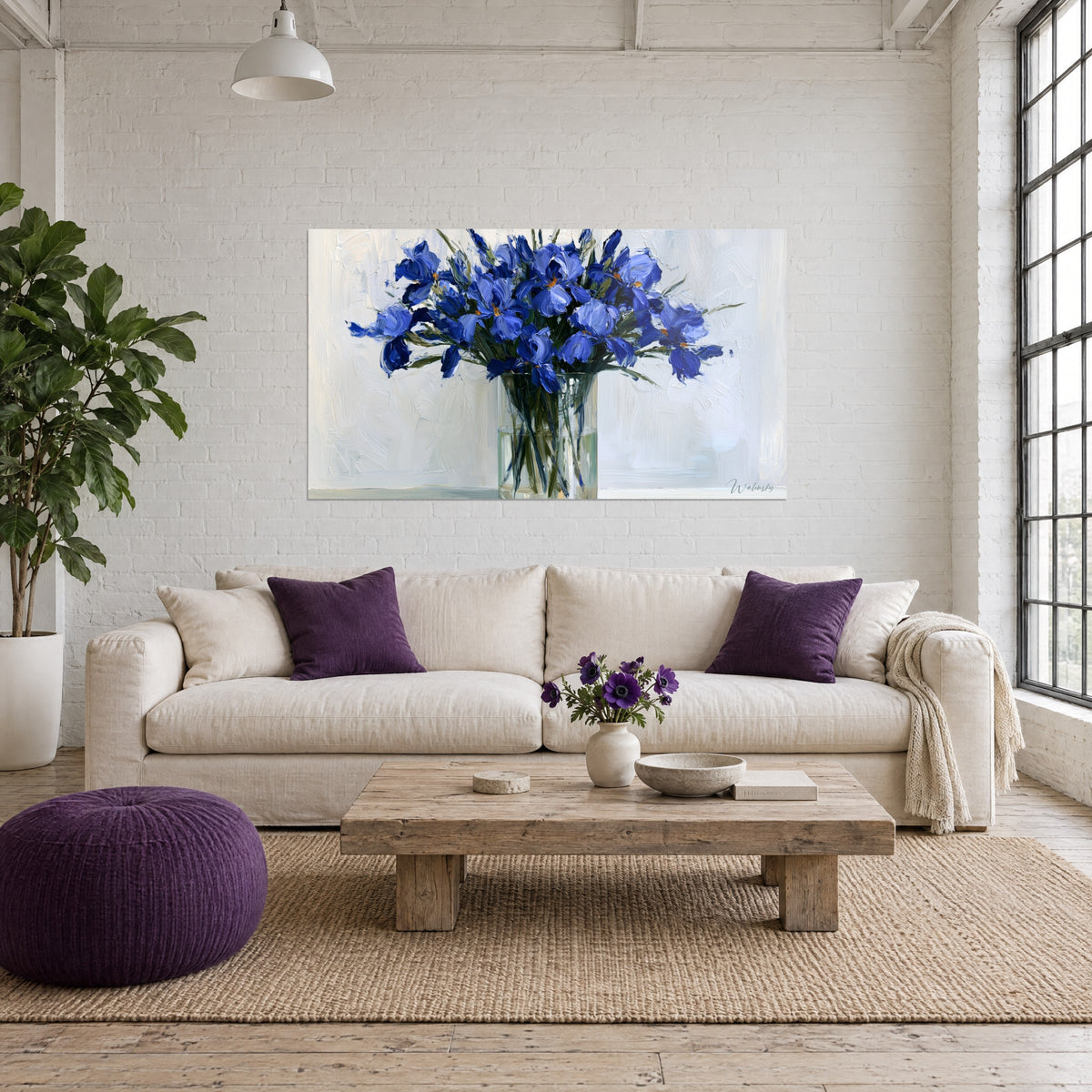 Tableau bouquet d'iris indigo dans un vase de verre, fond blanc crème, au-dessus d'un canapé dans un salon lumineux