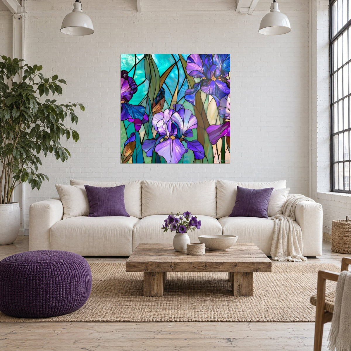 Quadro di iris viola in stile vetrata, petali lavanda cerchiati di piombo nero su fondo turchese, sopra un divano in un soggiorno luminoso