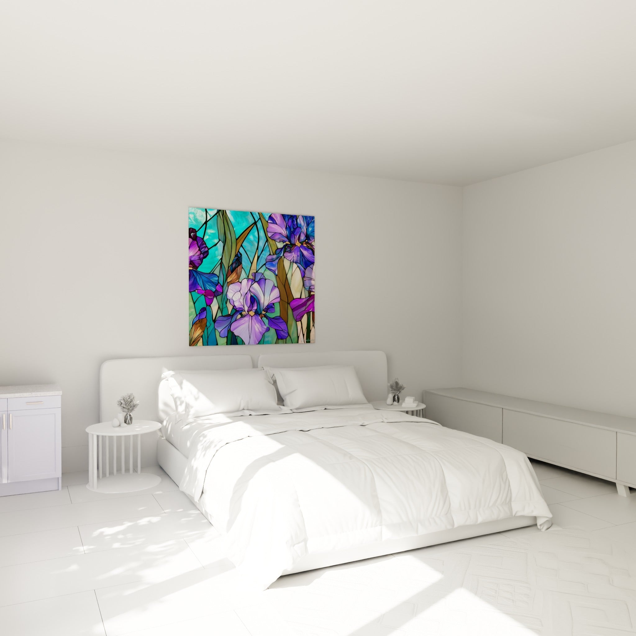 Iris bleu marine et violet façon vitrail, accroché au-dessus d'un lit dans une chambre claire