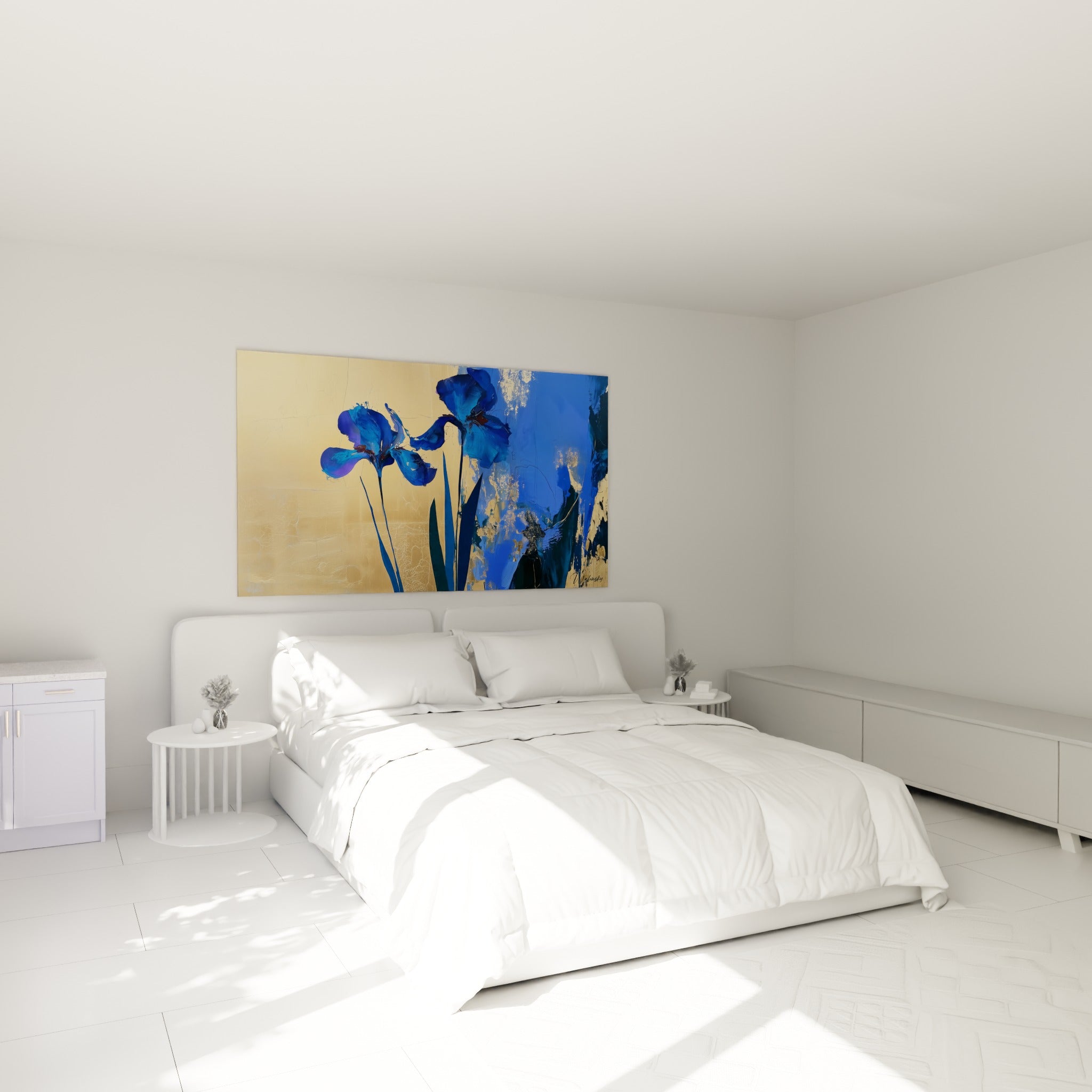Fleurs d'iris bleu marine et doré au-dessus d'un lit dans une chambre claire