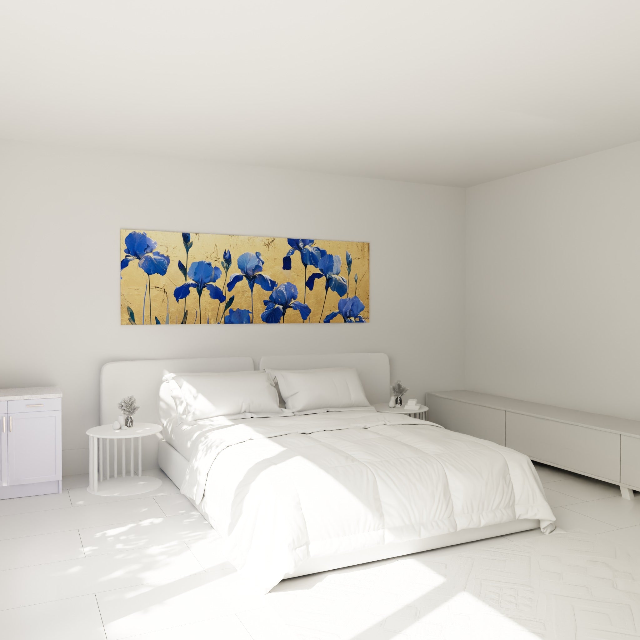 Bouquet d'iris bleu marine sur fond doré, accroché au-dessus d'un lit dans une chambre claire