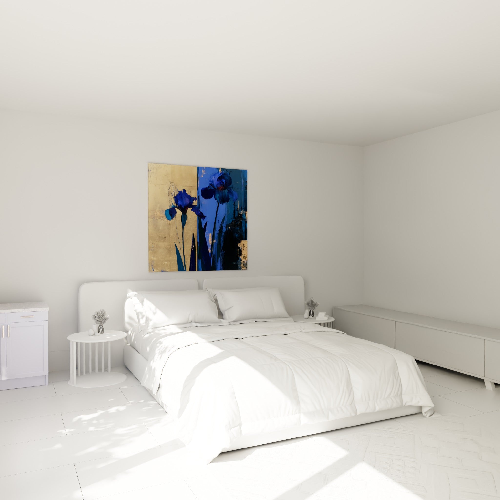 Fleurs d'iris bleu marine et doré peintes avec matière, au-dessus d'un lit dans une chambre claire