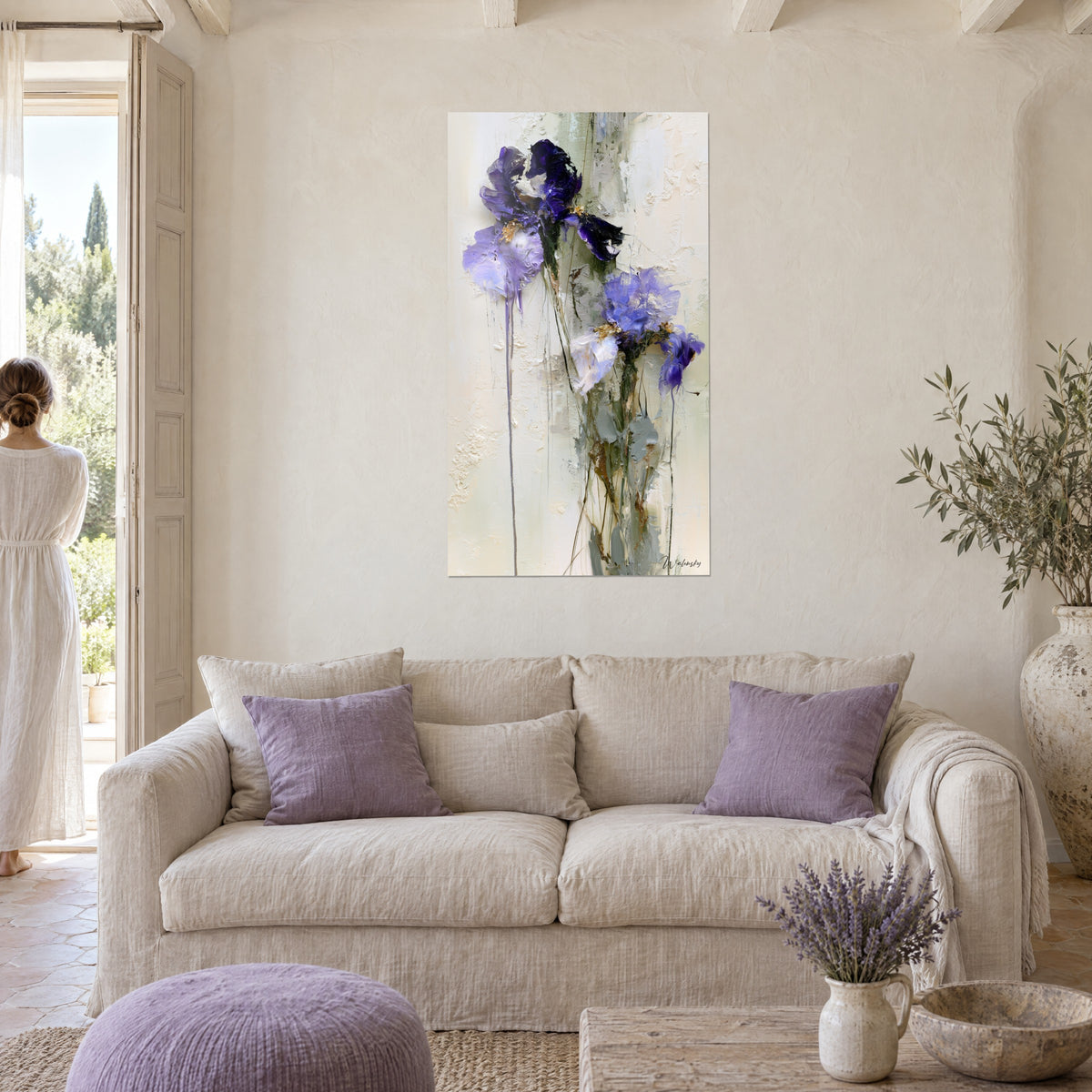 Quadro iris viola in pittura spessa, petali lavanda e cuore dorato su fondo avorio, sopra un divano in un soggiorno luminoso