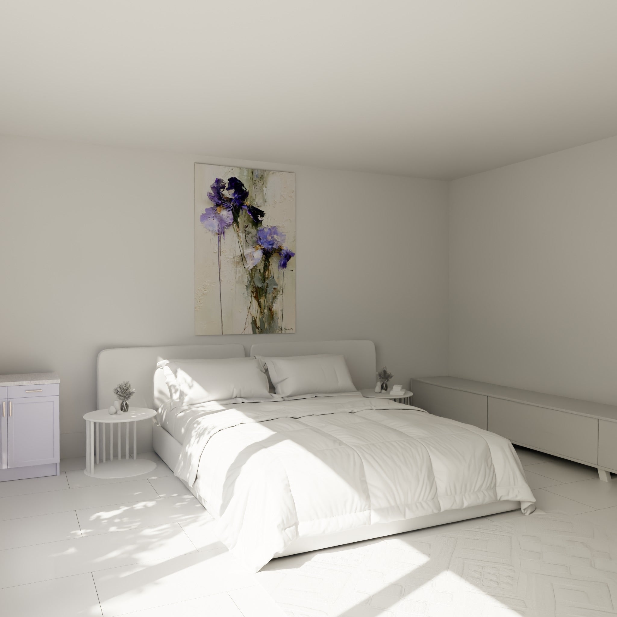 Fleurs iris violettes et dorées aux coulures fines, accrochées au-dessus d'un lit dans une chambre claire