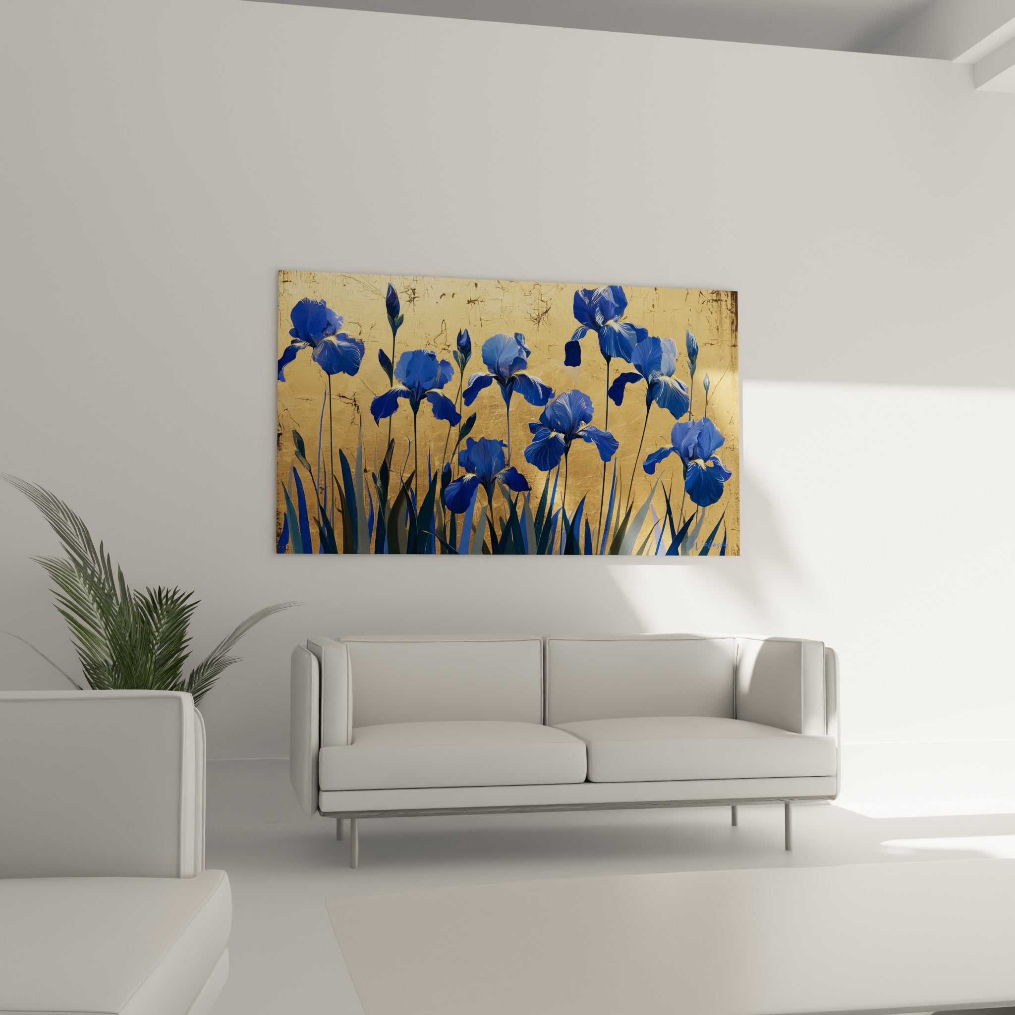 Fleurs d'iris bleu roi et fond ocre doré, tableau au-dessus d'un canapé dans un salon lumineux