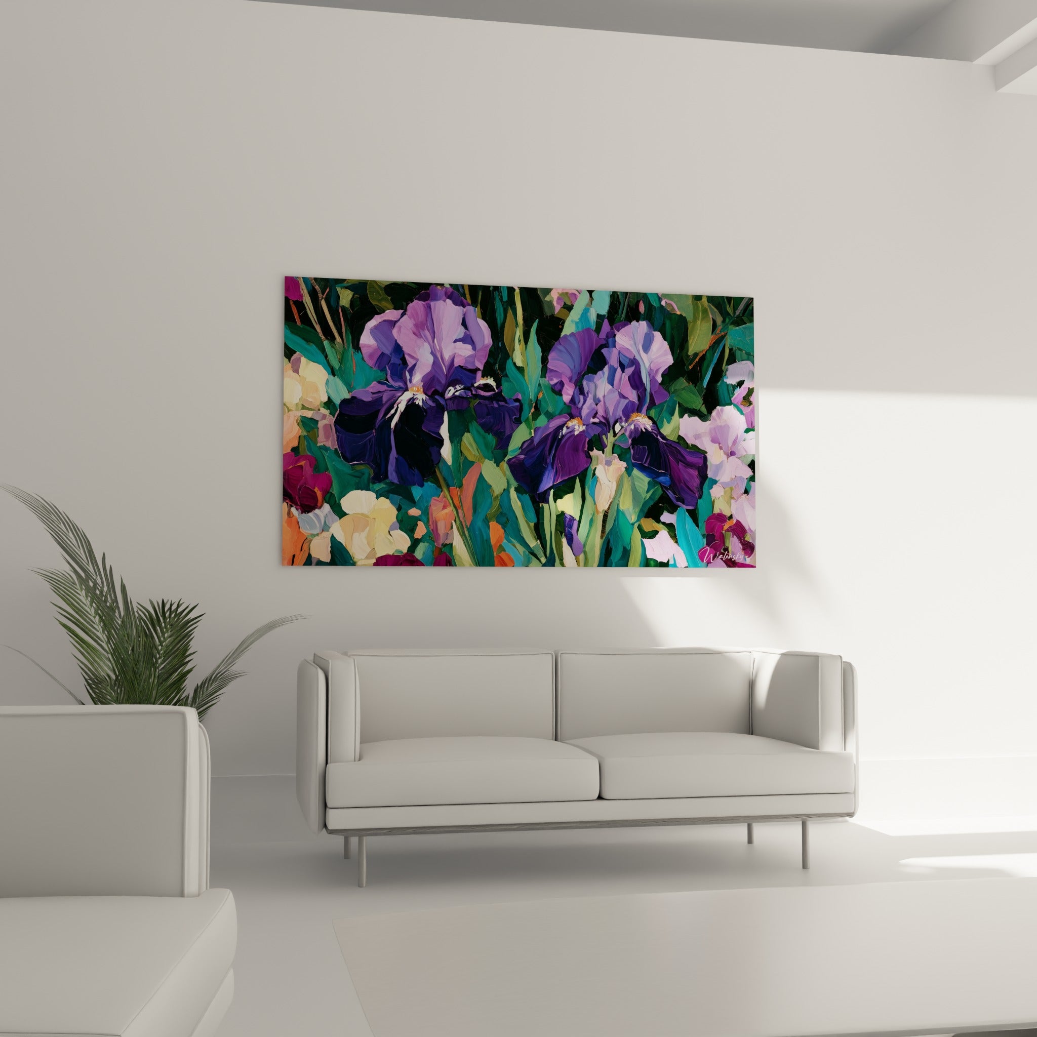 Fleurs d'iris violettes et vertes aux pétales onduleux, au-dessus d'un canapé dans un salon lumineux