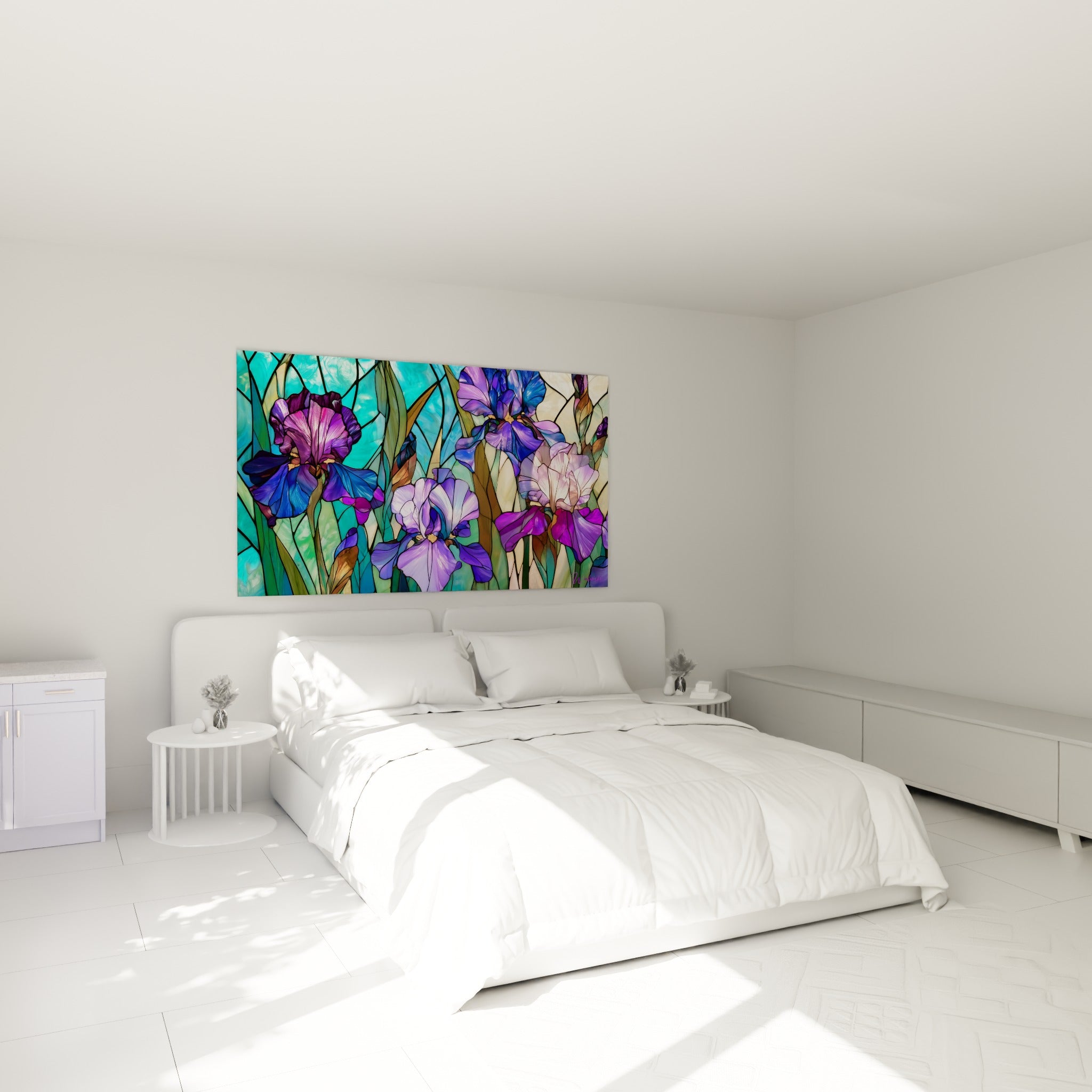 Fleurs d'iris violettes et roses façon vitrail, accrochées au-dessus d'un lit dans une chambre claire