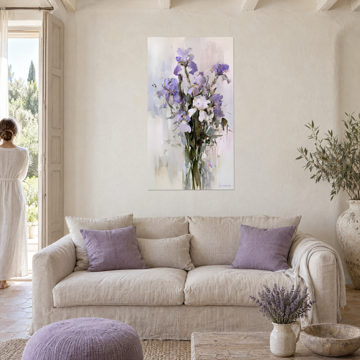 Cuadro de iris morados y blancos pintados con pinceladas gruesas, malva y verde salvia, sobre un sofá en un salón luminoso