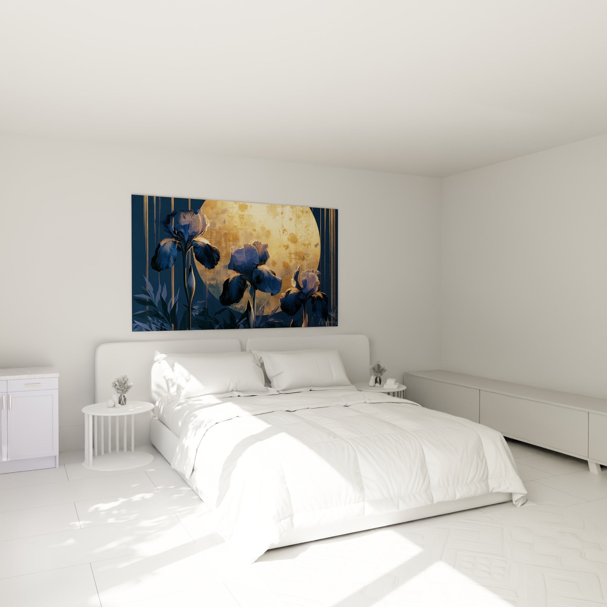 Trois iris bleu marine et or illuminent le mur, accrochés au-dessus d'un lit dans une chambre claire