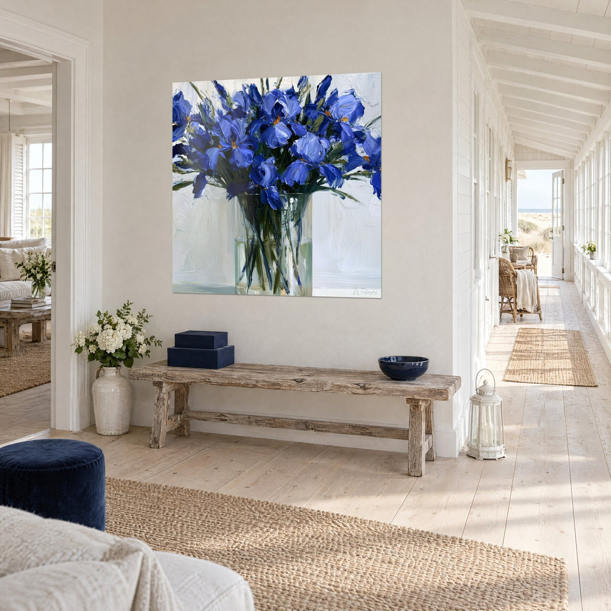 Cuadro ramo de iris índigo y blanco crema en pinceladas gruesas de espátula, jarrón cilíndrico transparente, pasillo de una casa junto al mar