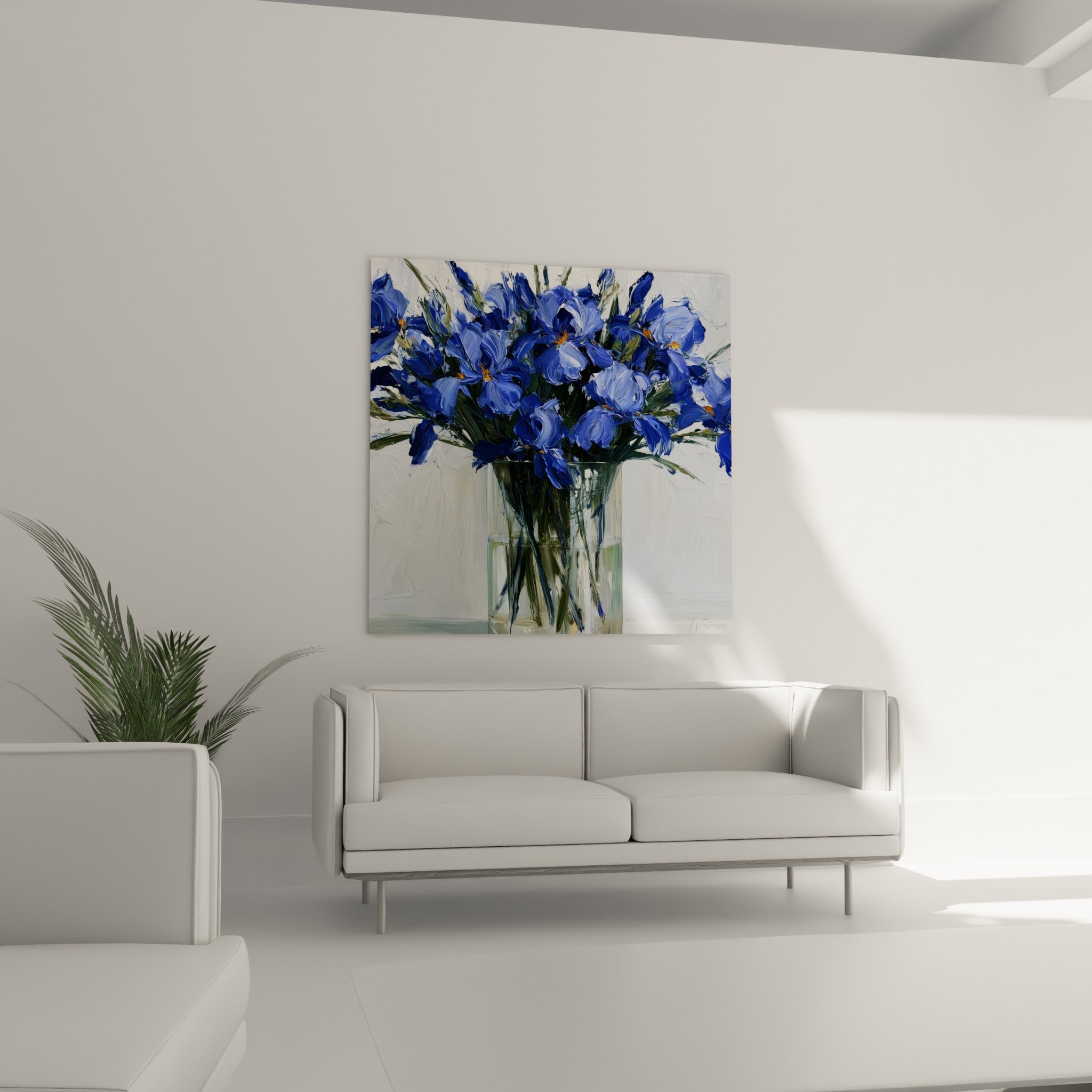Fleurs d'iris bleu lavande et vert olive dans un vase, au-dessus d'un canapé dans un salon lumineux