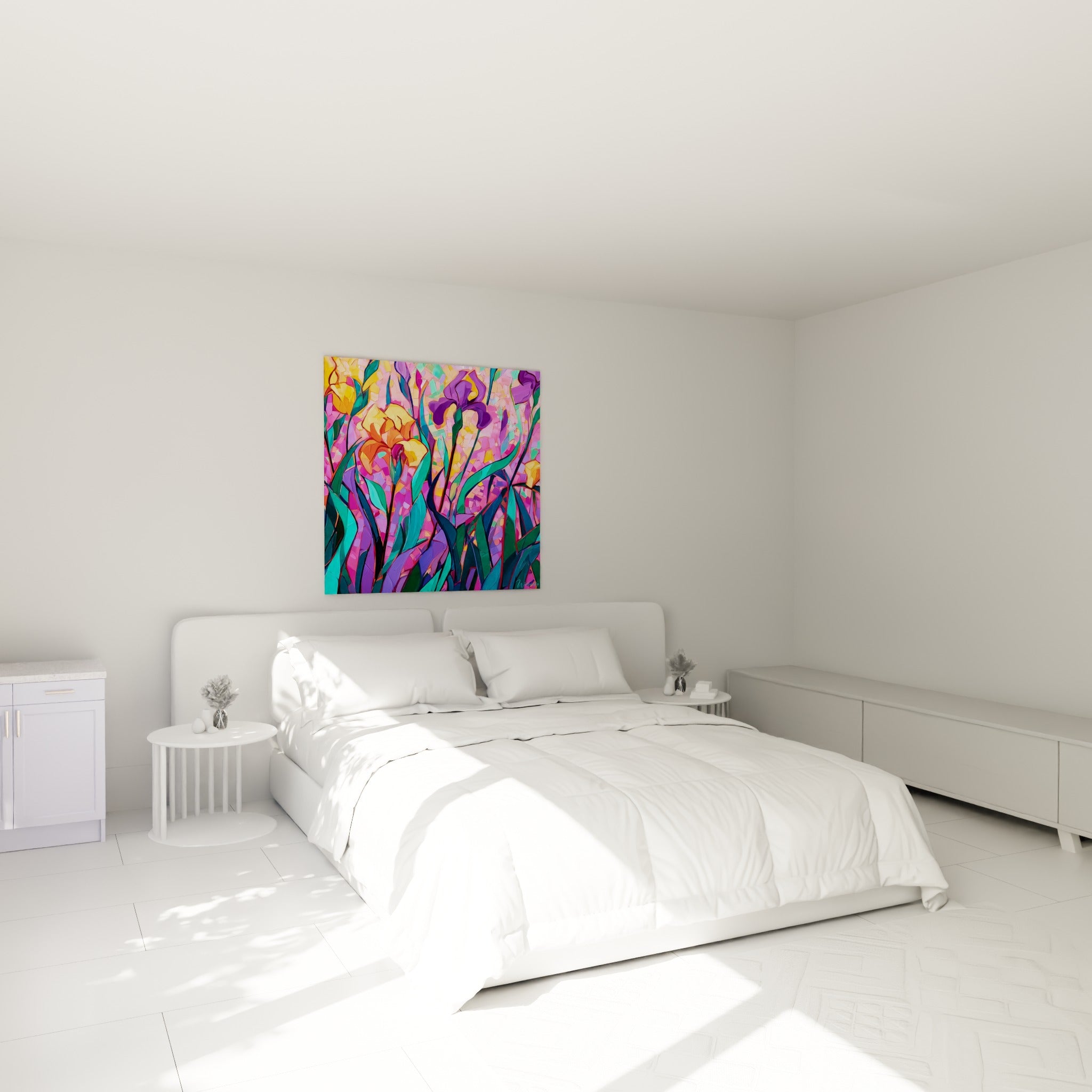 Bouquet d'iris pourpres et jaunes façon vitrail, au-dessus d'un lit dans une chambre claire
