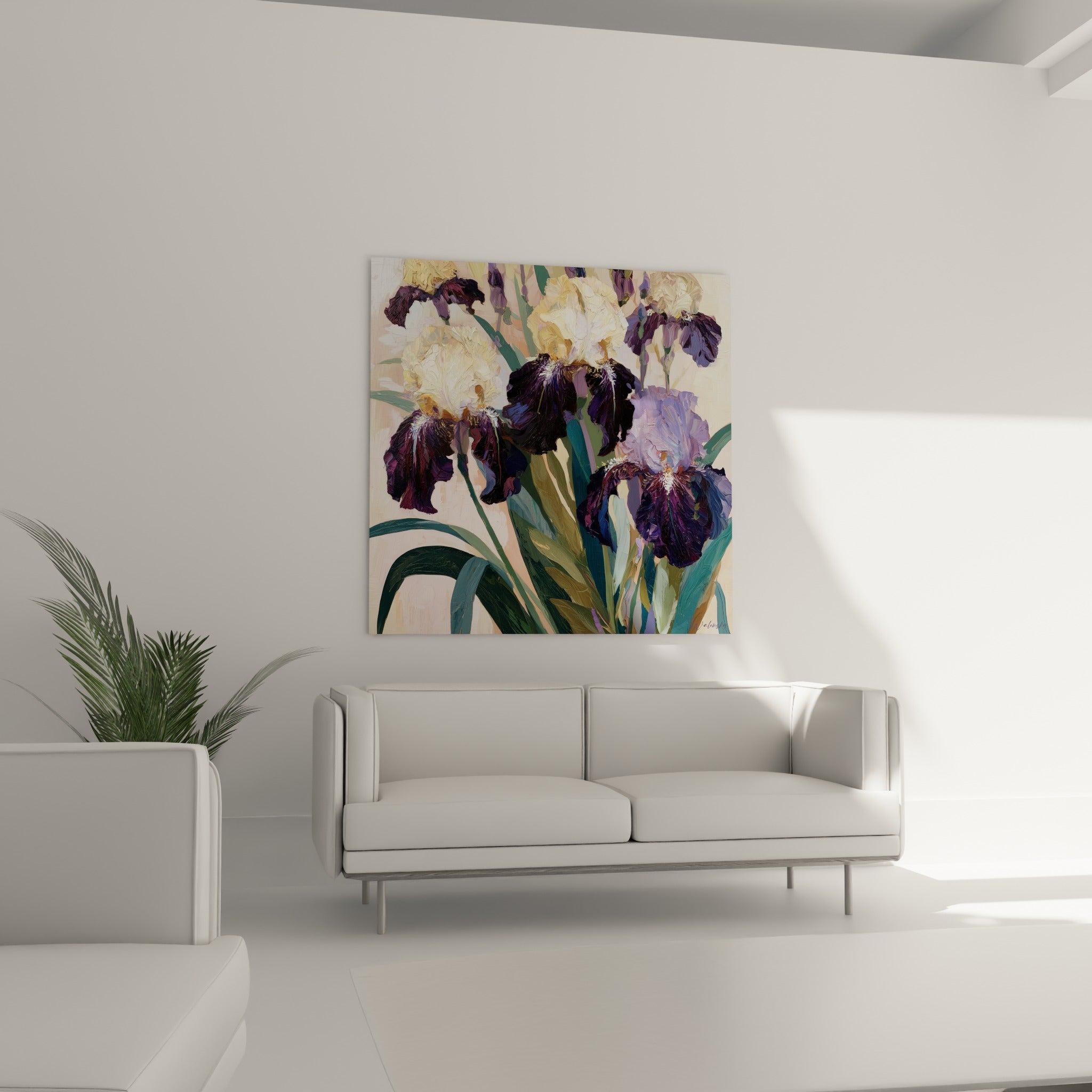 Fleurs d'iris violet aubergine et ivoire au-dessus d'un canapé dans un salon lumineux